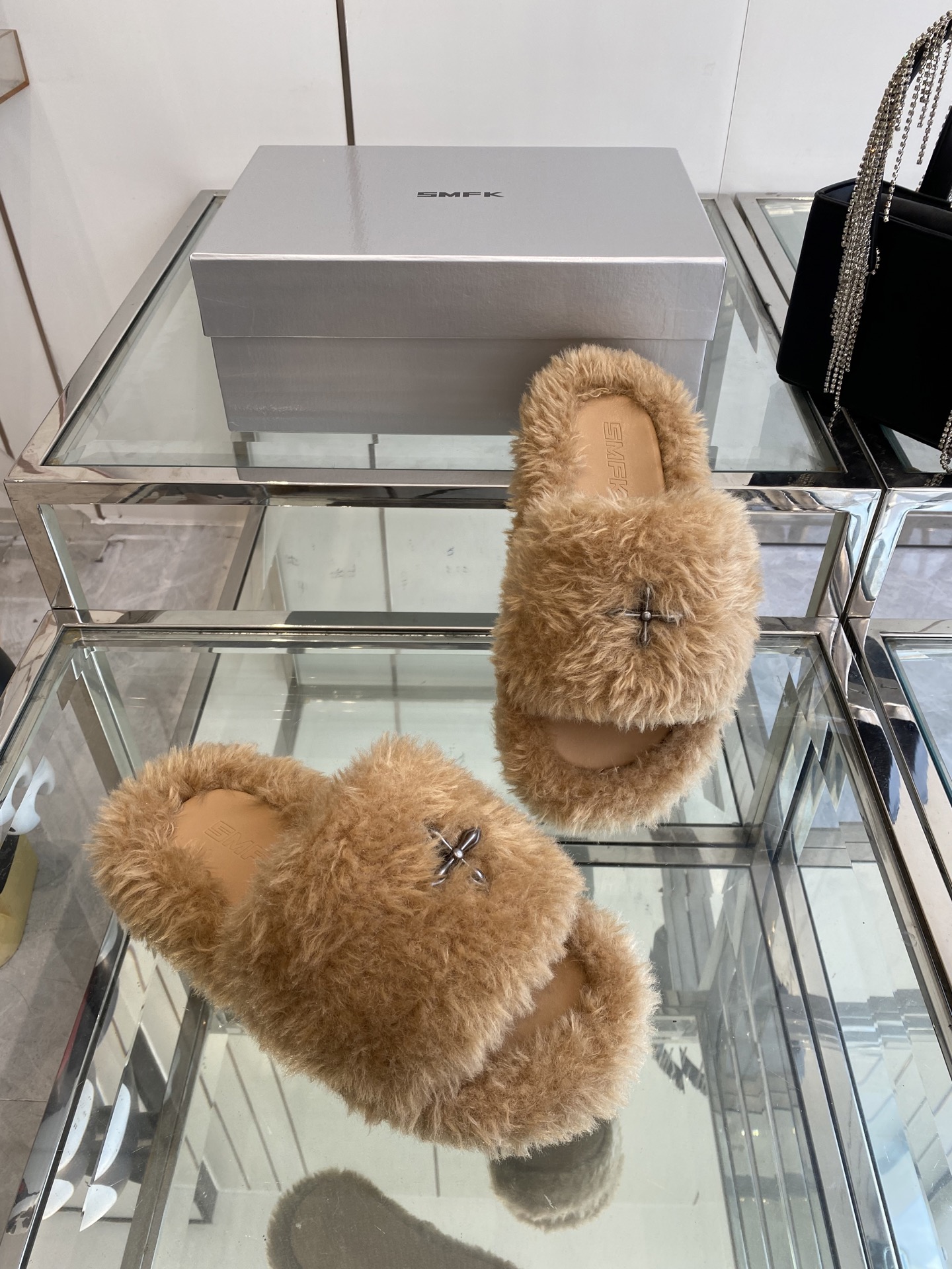 “552 SMFK Thick Bottom Slippers: Stylish, Comfortable, and Free” - 图片 7