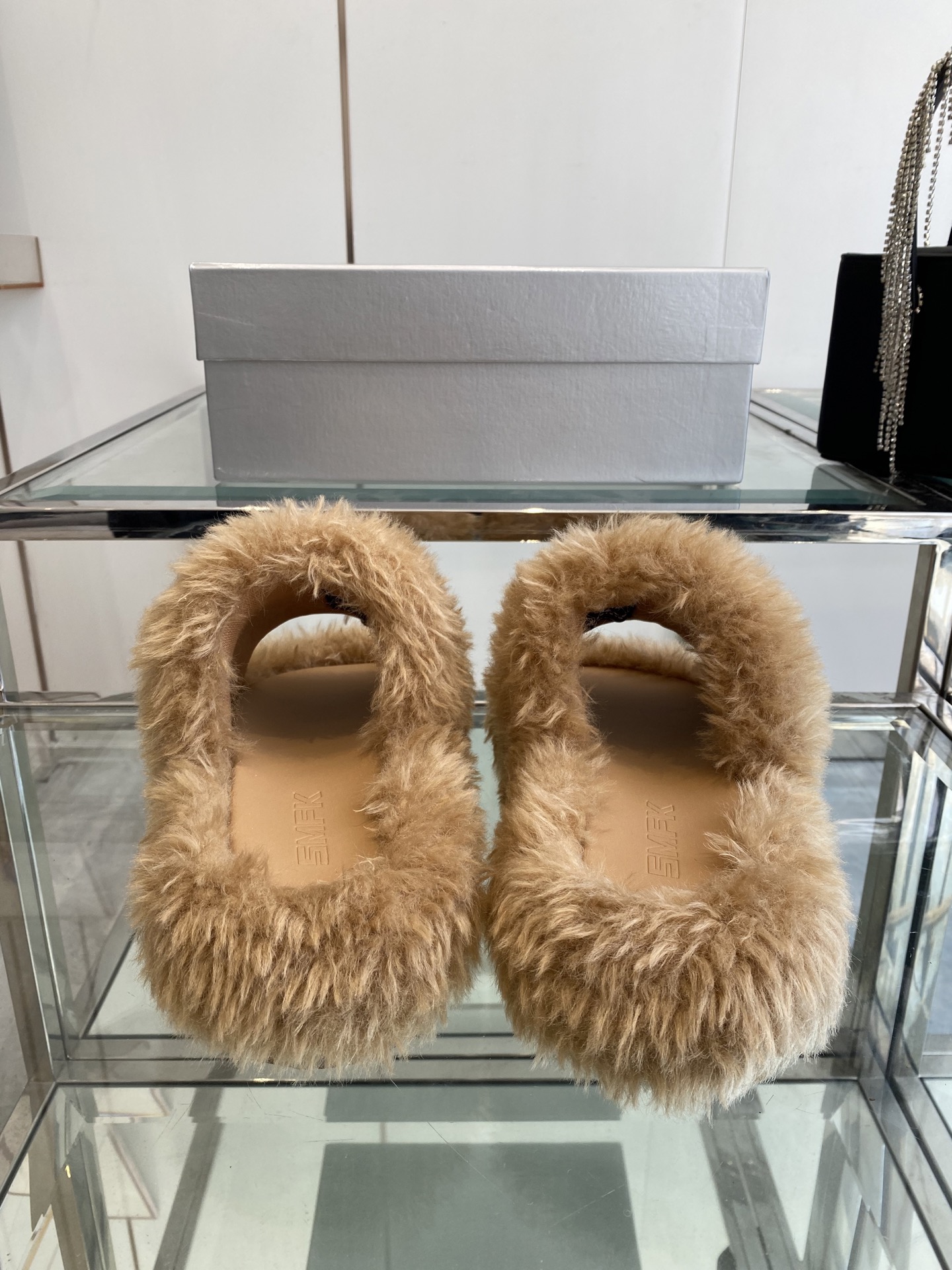 “552 SMFK Thick Bottom Slippers: Stylish, Comfortable, and Free” - 图片 9