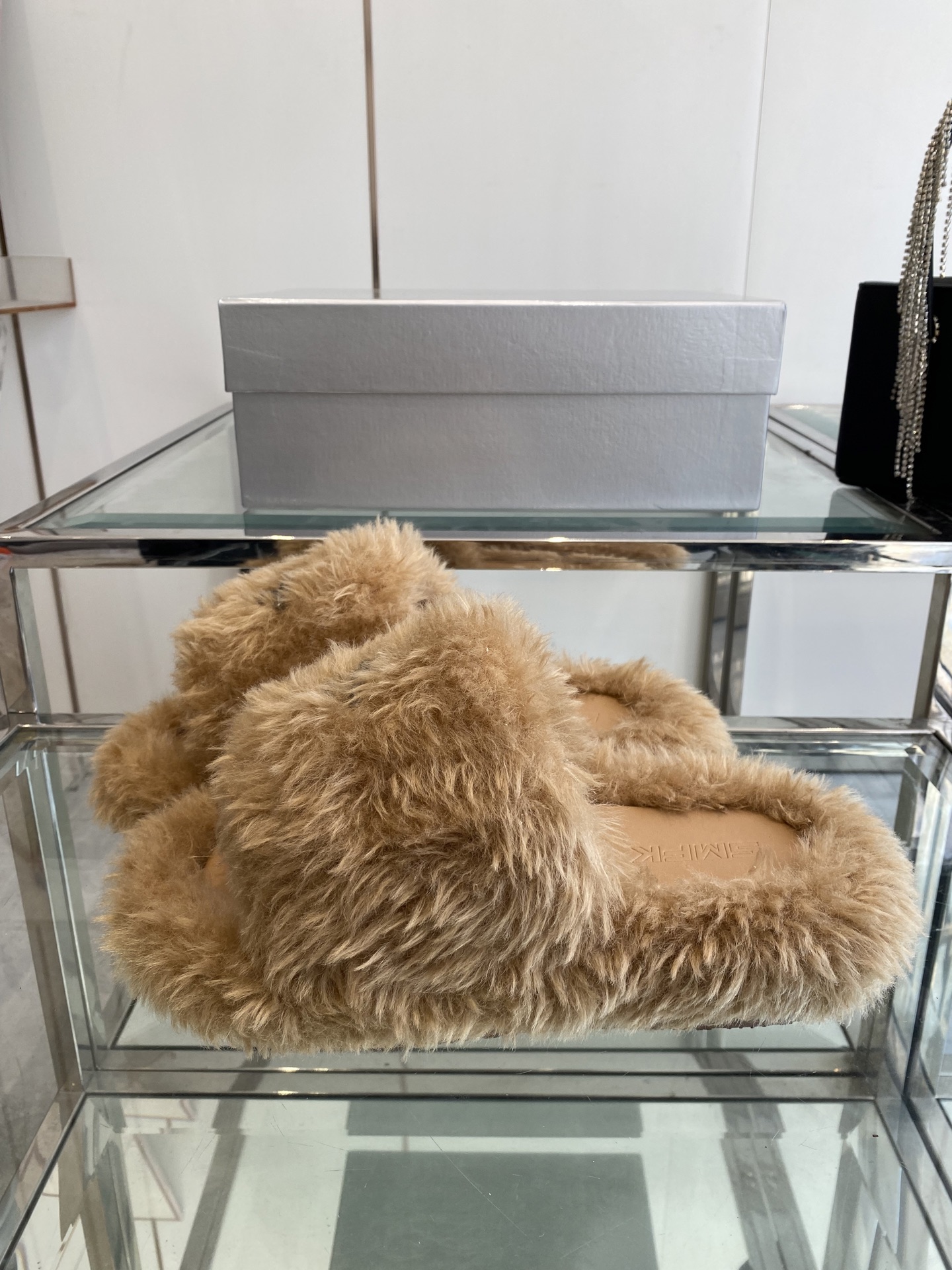 “552 SMFK Thick Bottom Slippers: Stylish, Comfortable, and Free” - 图片 2