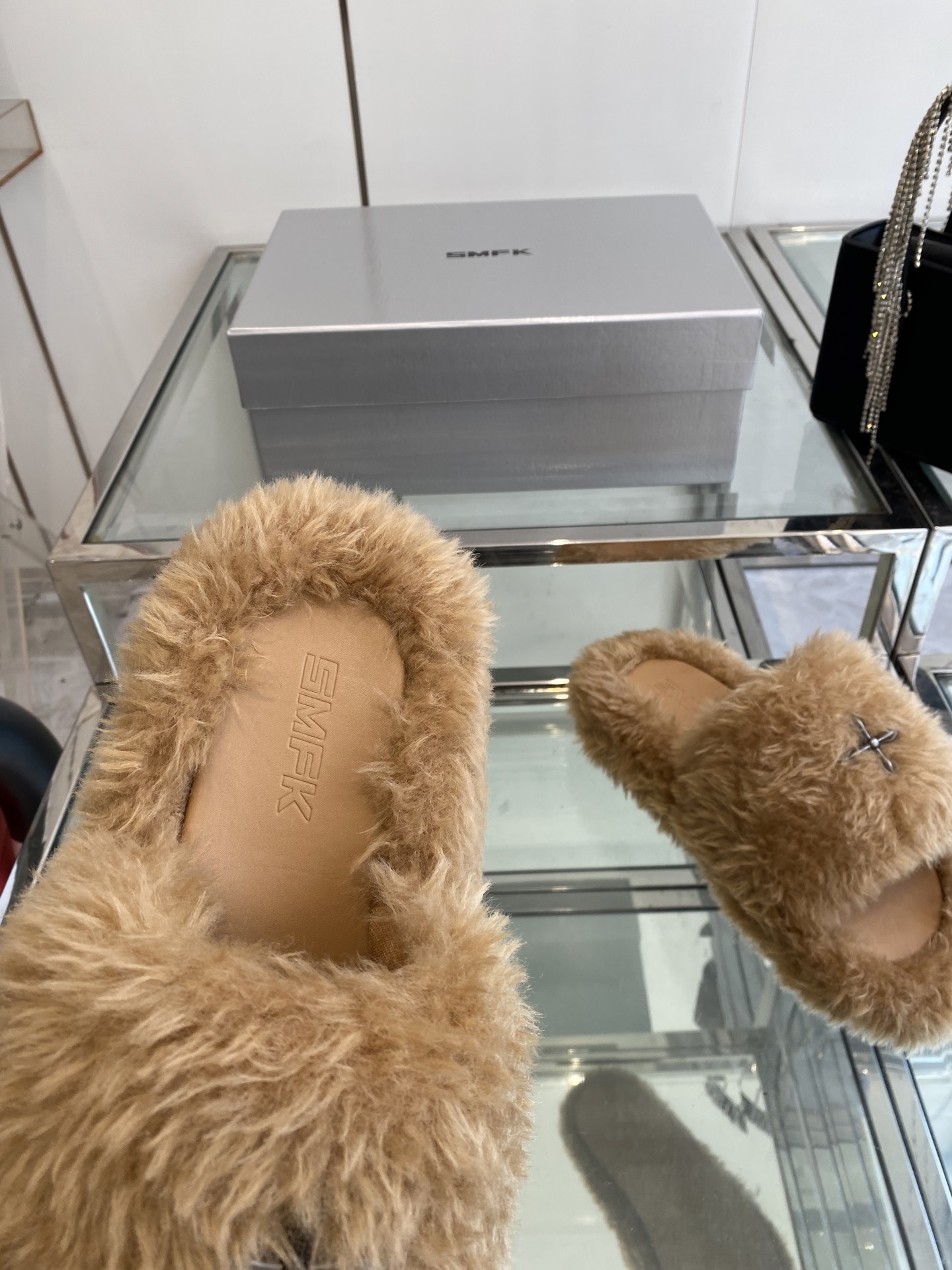 “552 SMFK Thick Bottom Slippers: Stylish, Comfortable, and Free” - 图片 4