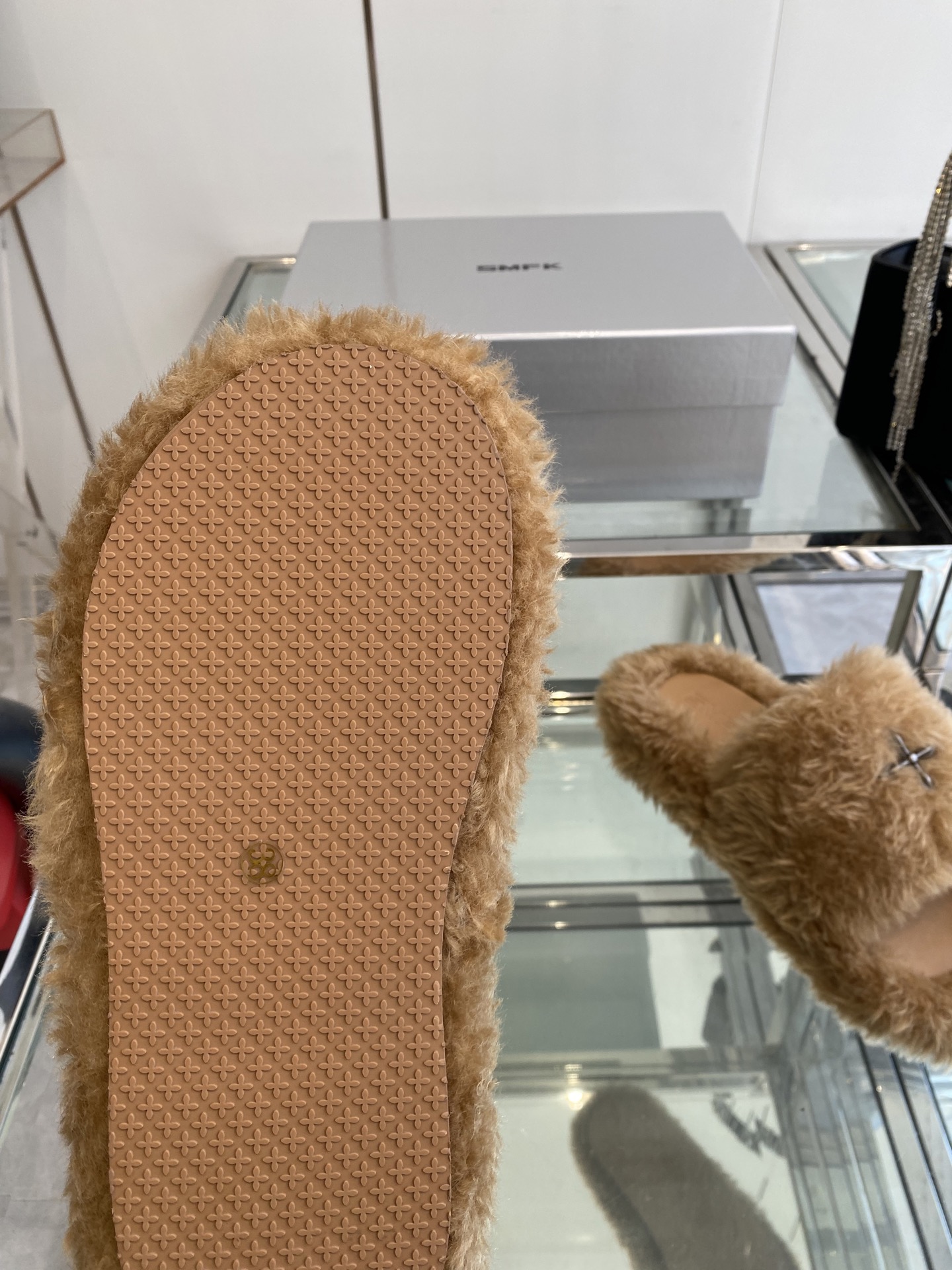 “552 SMFK Thick Bottom Slippers: Stylish, Comfortable, and Free” - 图片 5
