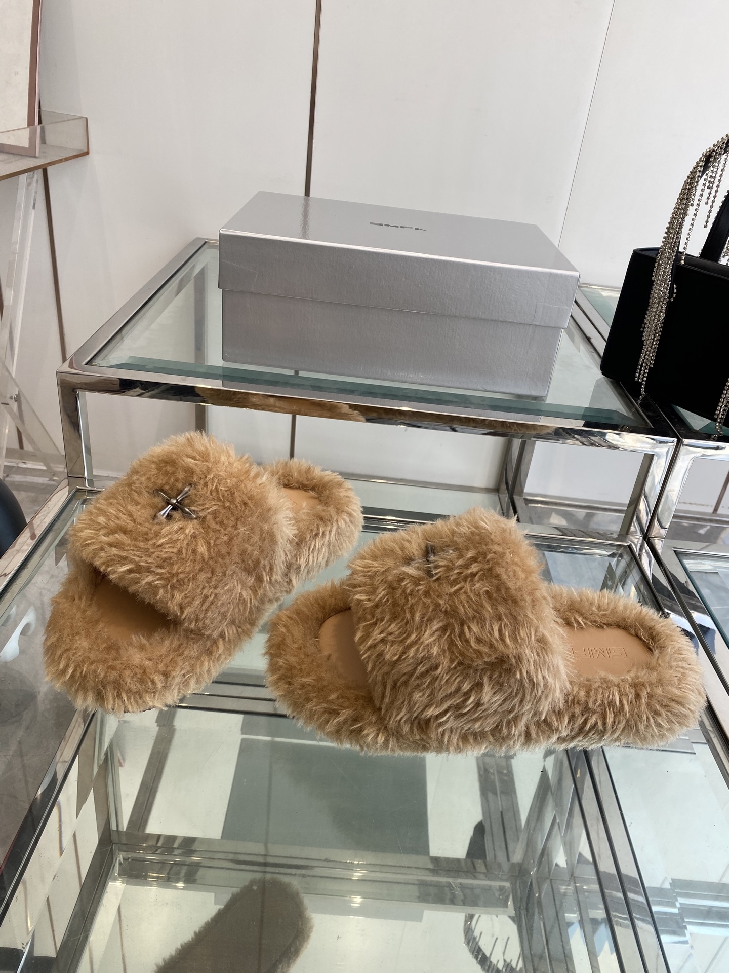 “552 SMFK Thick Bottom Slippers: Stylish, Comfortable, and Free” - 图片 8