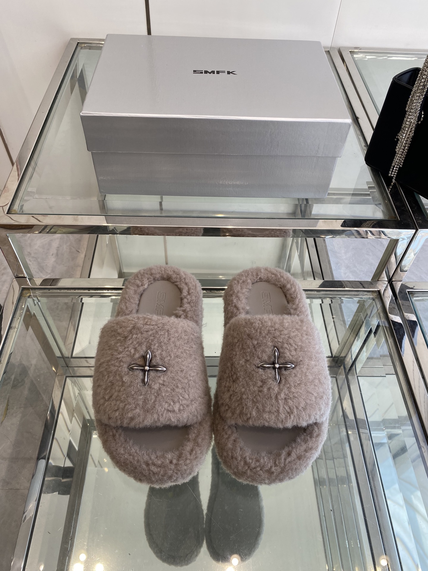 “552 SMFK Thick Bottom Slippers: Stylish, Comfortable, and Trendy Footwear Choice”
