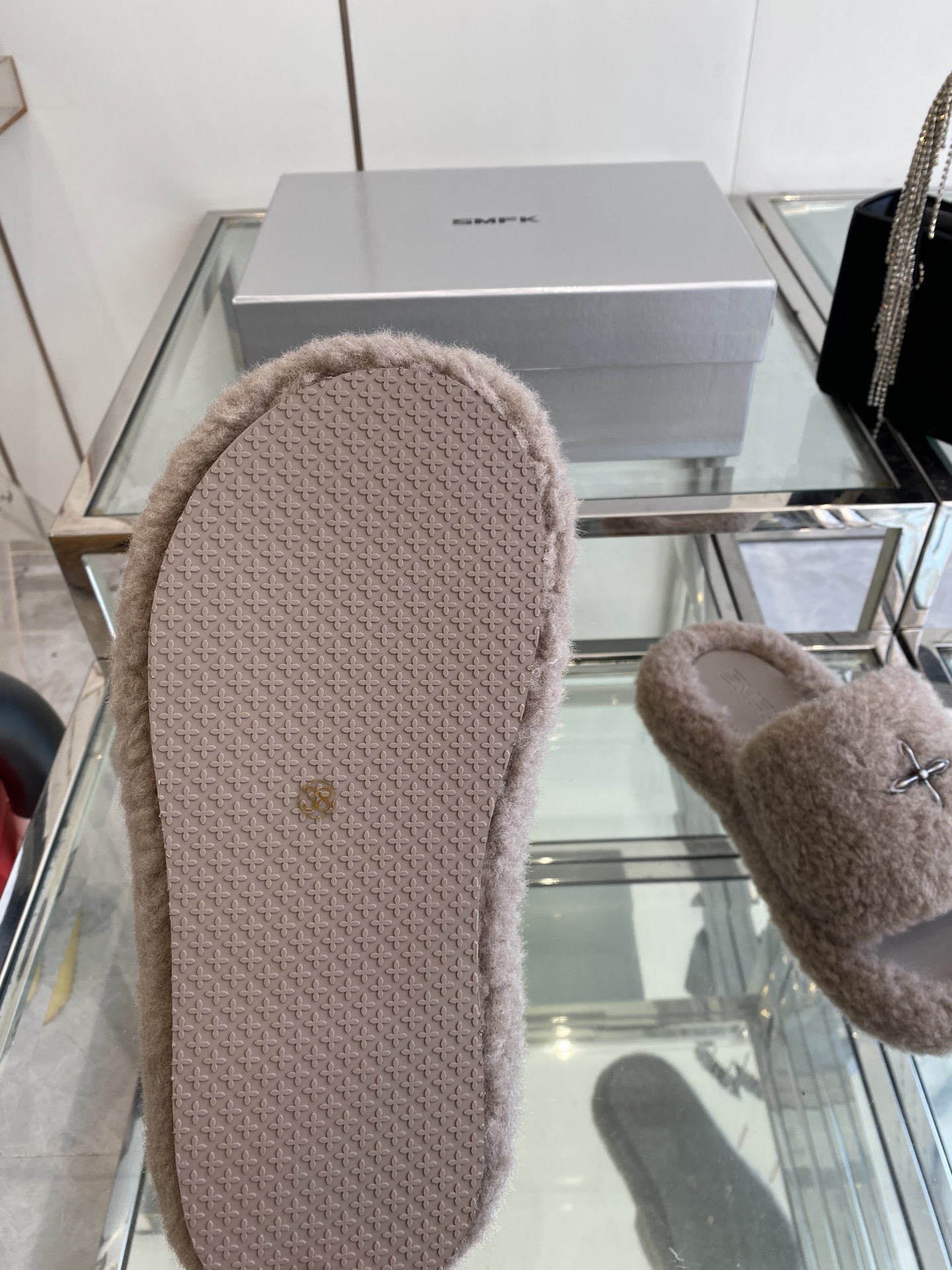 “552 SMFK Thick Bottom Slippers: Stylish, Comfortable, and Trendy Footwear Choice” - 图片 5