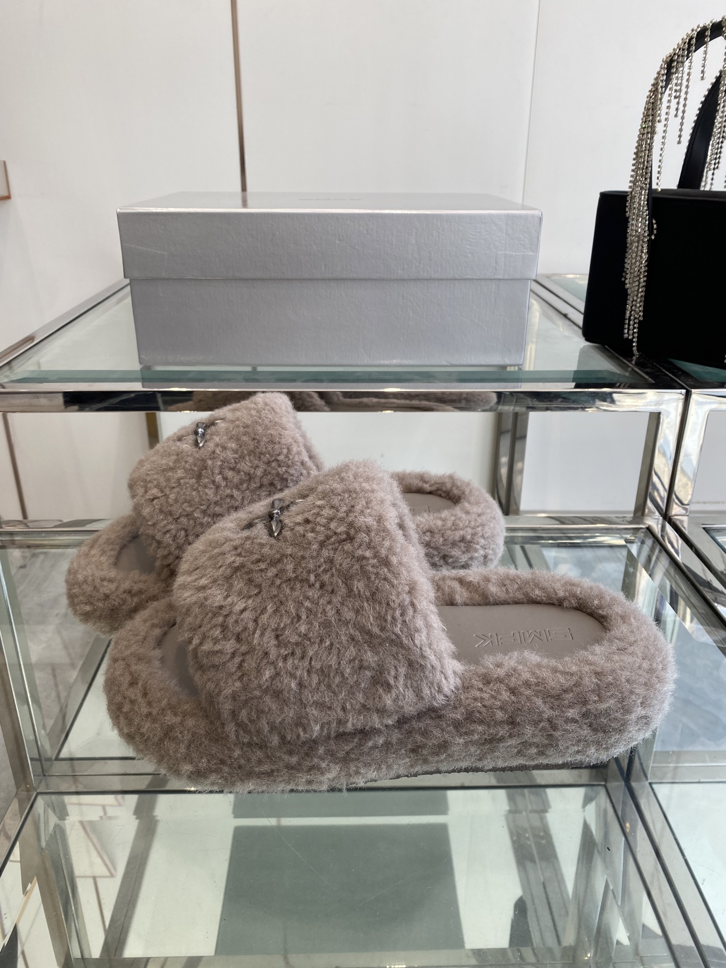 “552 SMFK Thick Bottom Slippers: Stylish, Comfortable, and Trendy Footwear Choice” - 图片 2