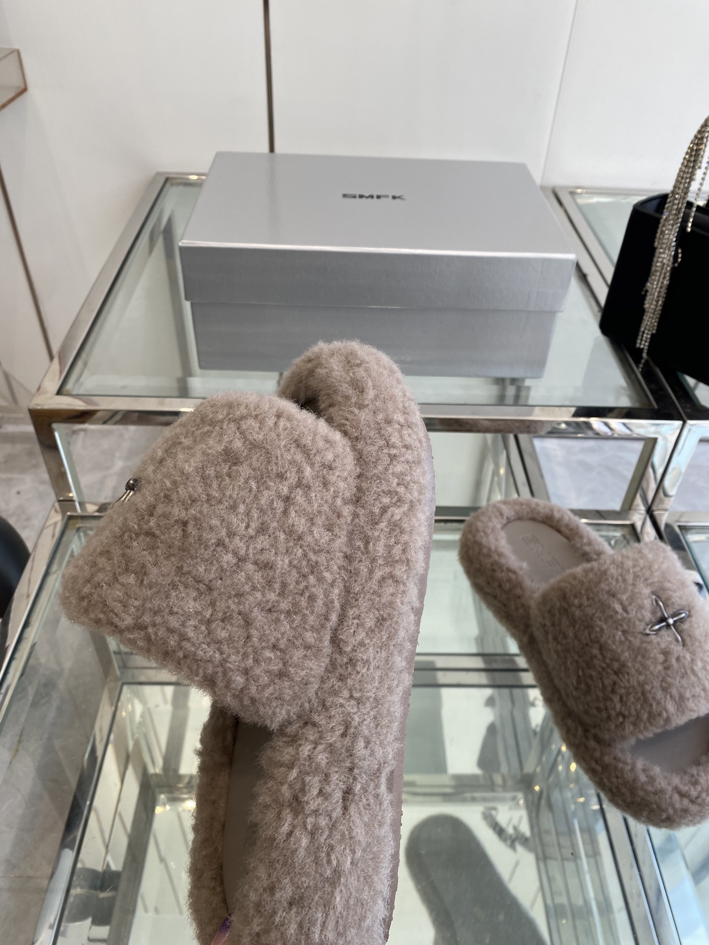 “552 SMFK Thick Bottom Slippers: Stylish, Comfortable, and Trendy Footwear Choice” - 图片 6