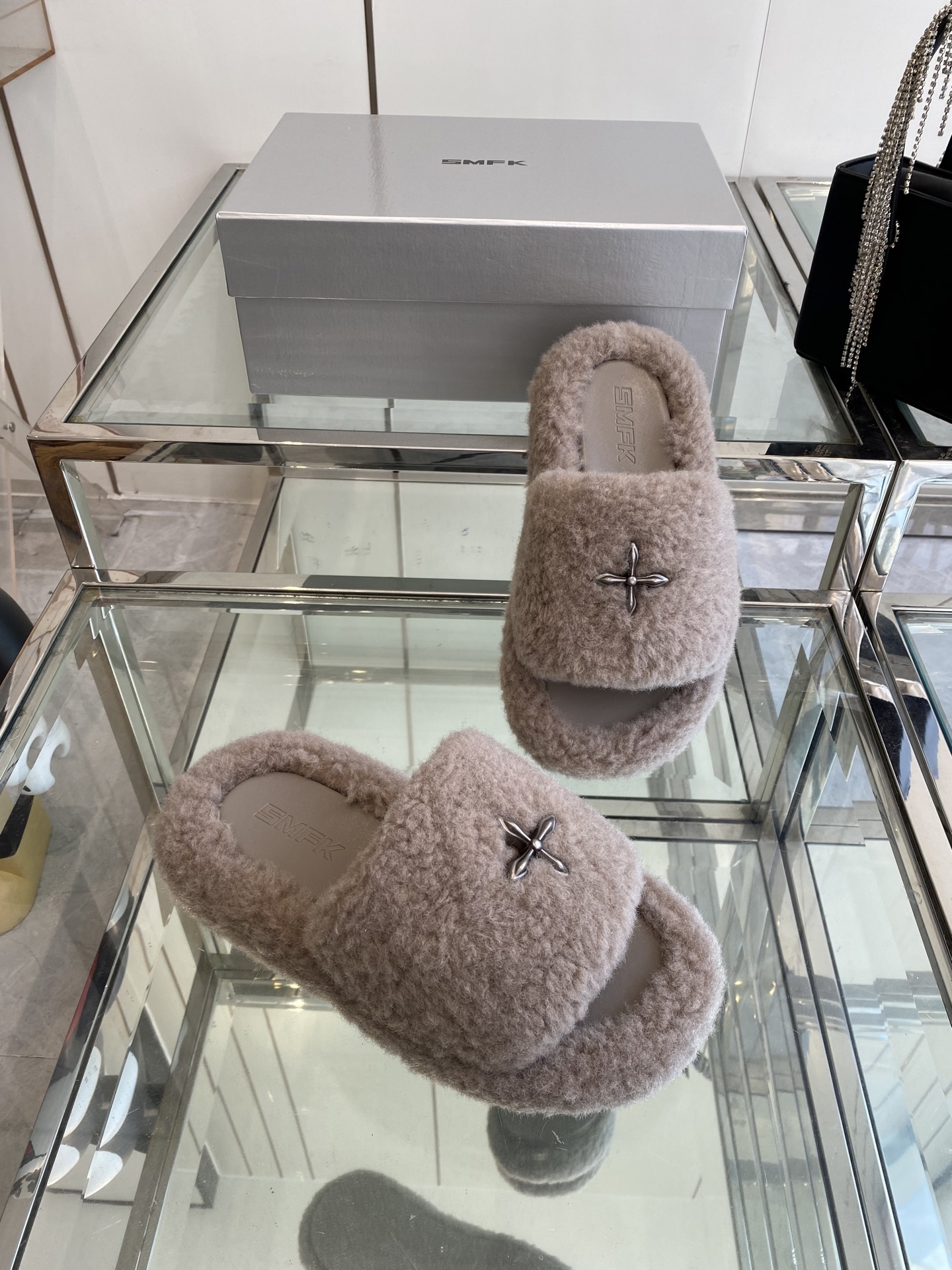 “552 SMFK Thick Bottom Slippers: Stylish, Comfortable, and Trendy Footwear Choice” - 图片 7