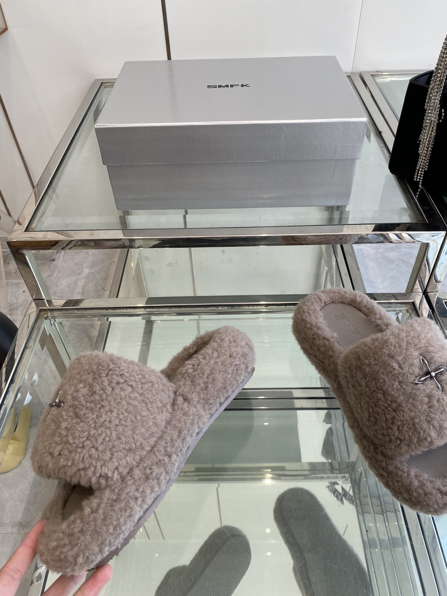 “552 SMFK Thick Bottom Slippers: Stylish, Comfortable, and Trendy Footwear Choice” - 图片 3