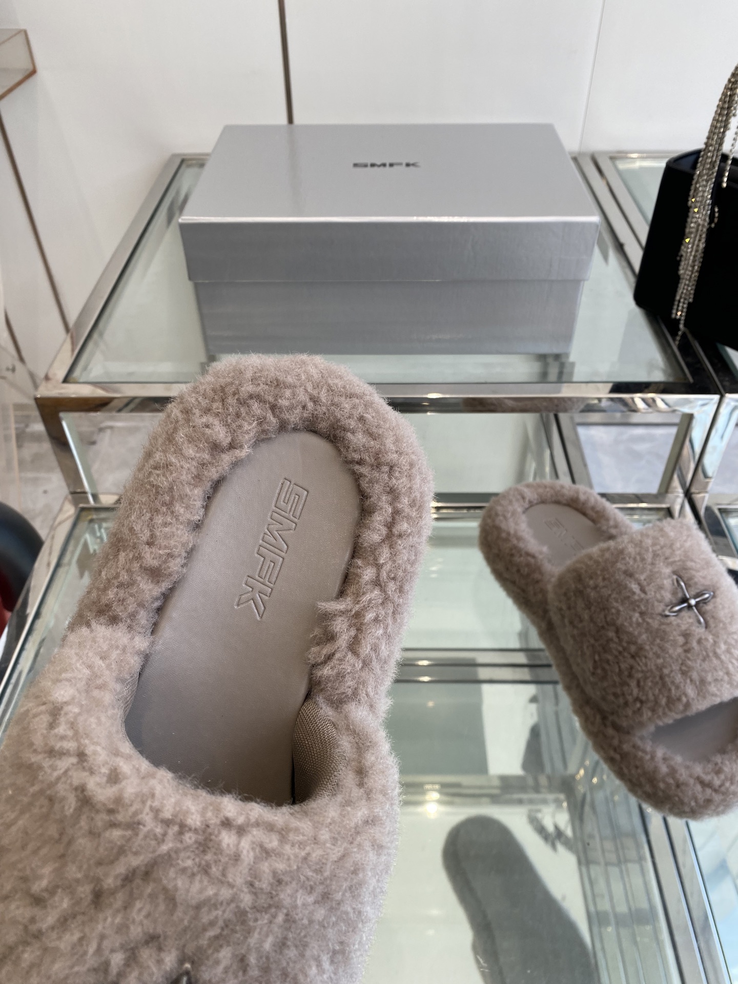 “552 SMFK Thick Bottom Slippers: Stylish, Comfortable, and Trendy Footwear Choice” - 图片 4