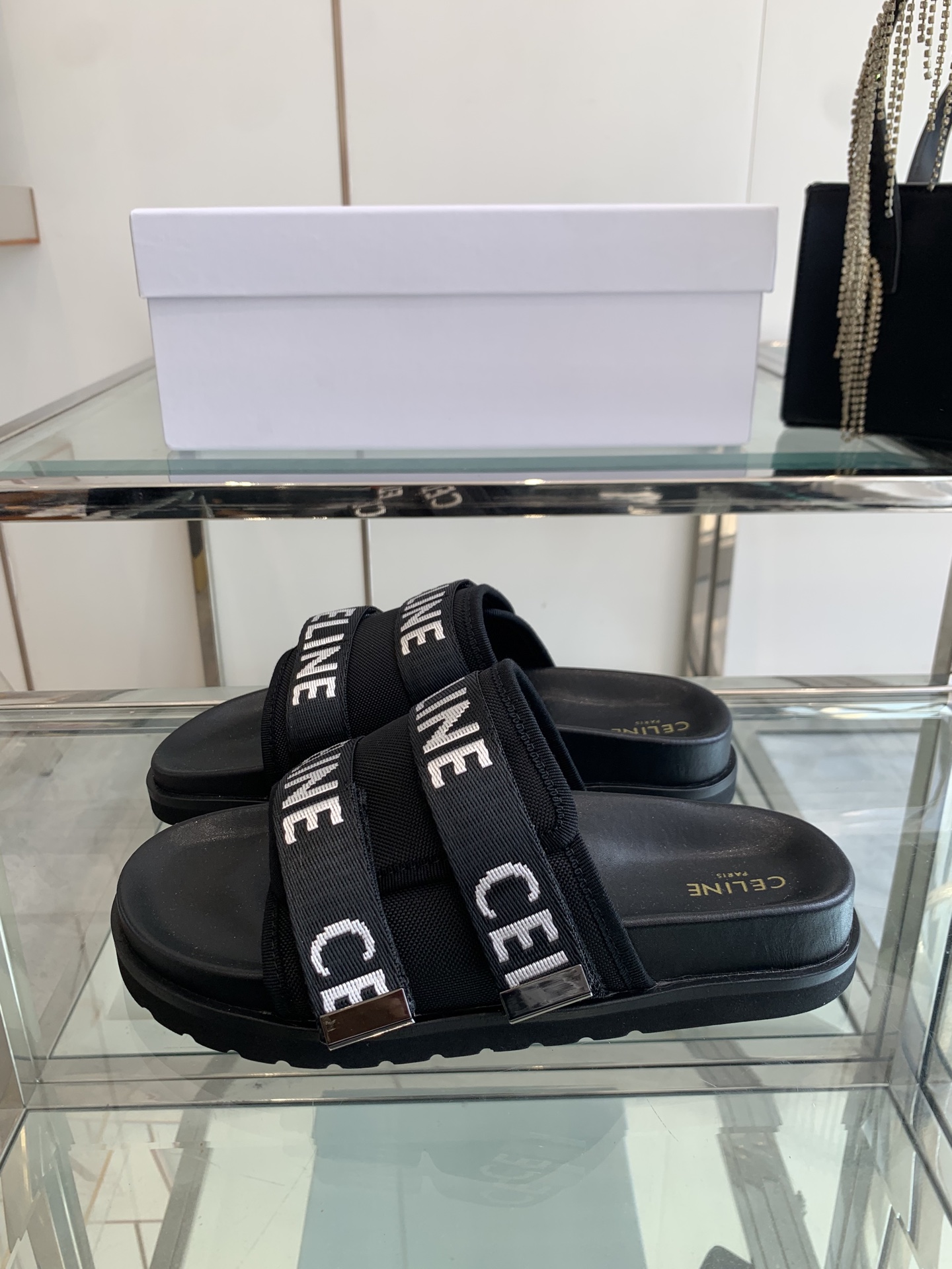 “Celine Slim Sandal: Classic Summer Style with Original Editions and Modulus-Resistant Velvet” - 图片 2
