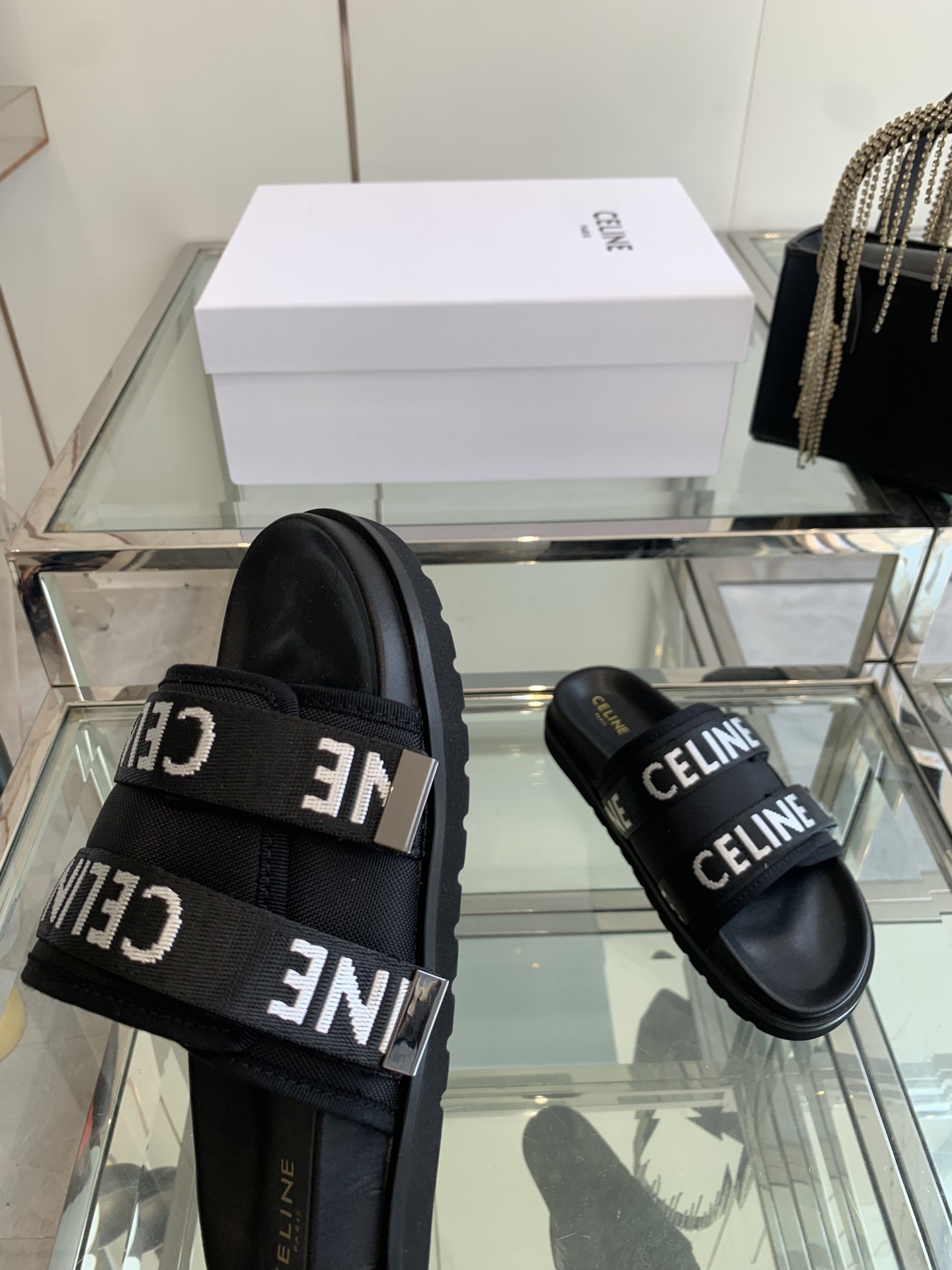 “Celine Slim Sandal: Classic Summer Style with Original Editions and Modulus-Resistant Velvet” - 图片 6
