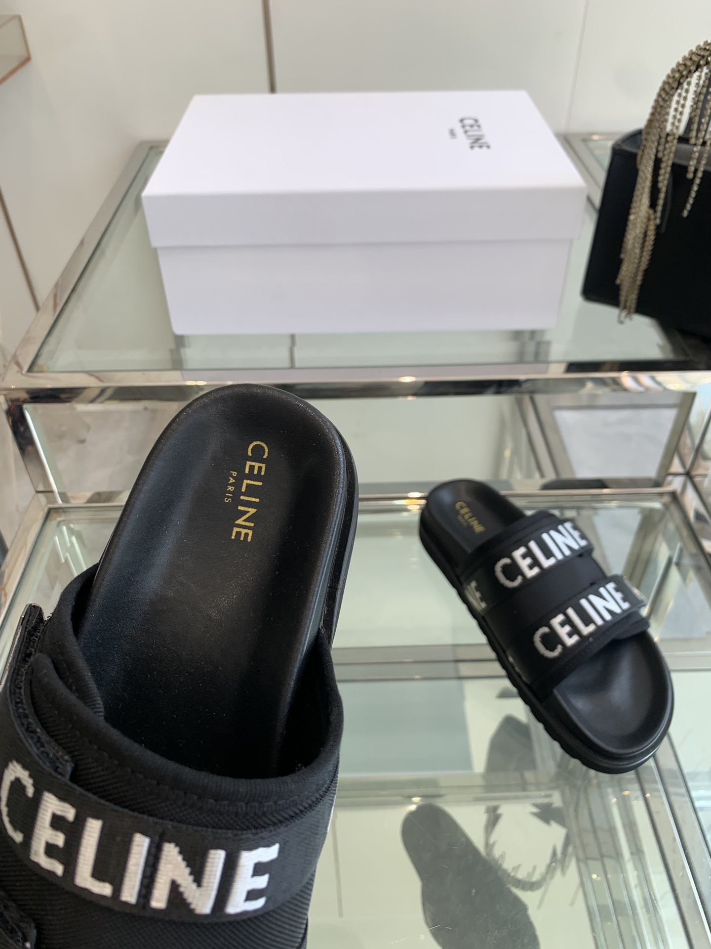 “Celine Slim Sandal: Classic Summer Style with Original Editions and Modulus-Resistant Velvet” - 图片 4
