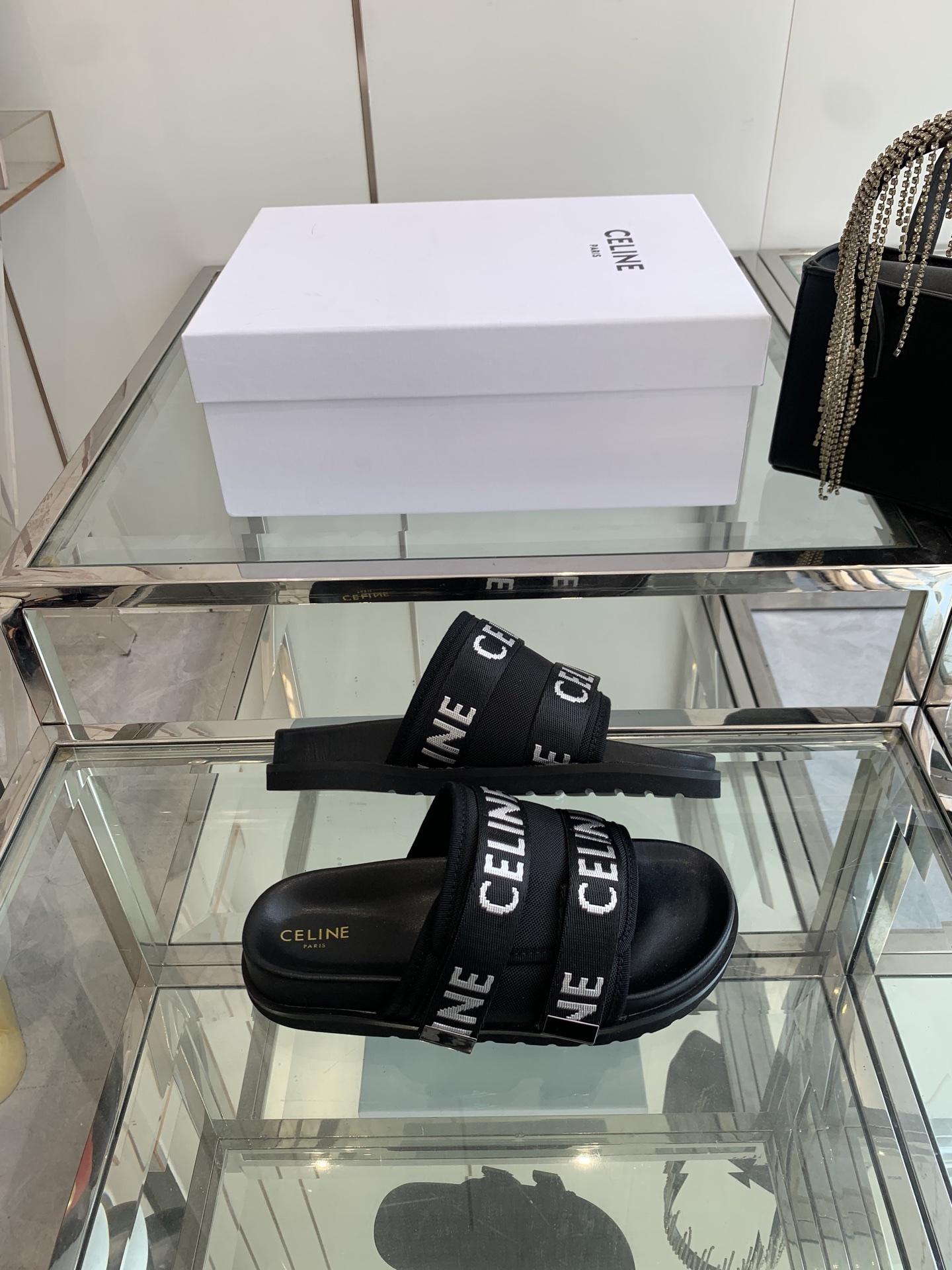 “Celine Slim Sandal: Classic Summer Style with Original Editions and Modulus-Resistant Velvet” - 图片 8