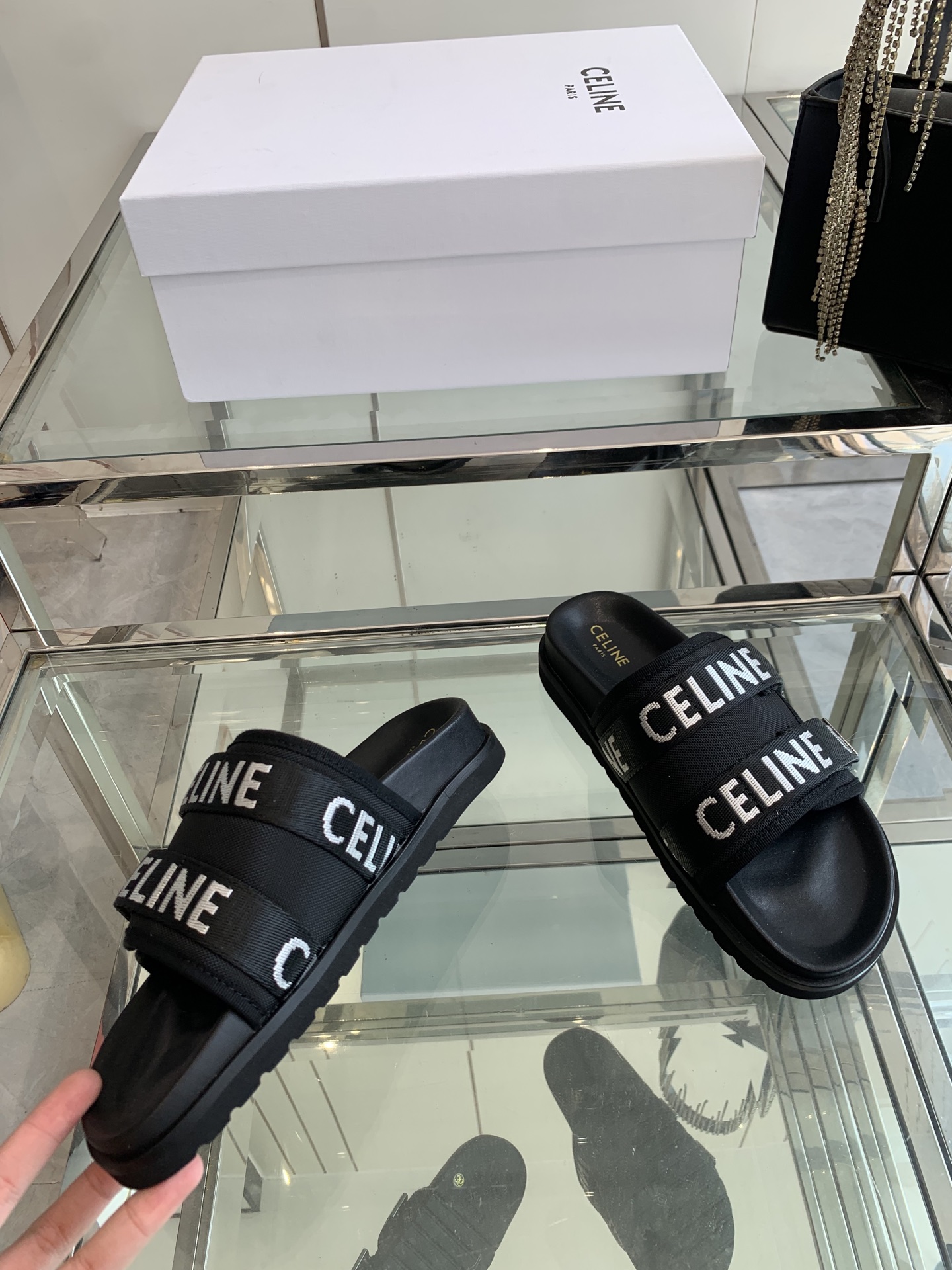 “Celine Slim Sandal: Classic Summer Style with Original Editions and Modulus-Resistant Velvet” - 图片 3