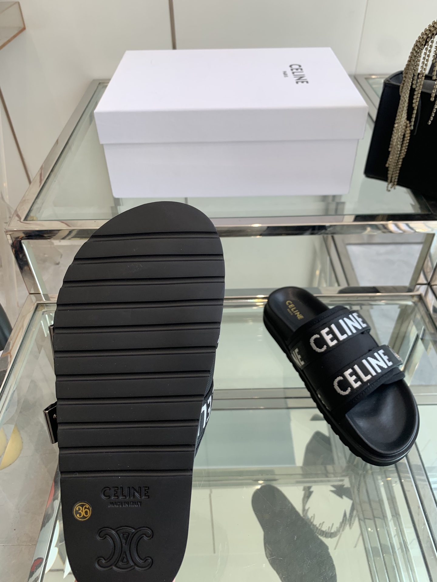 “Celine Slim Sandal: Classic Summer Style with Original Editions and Modulus-Resistant Velvet” - 图片 5