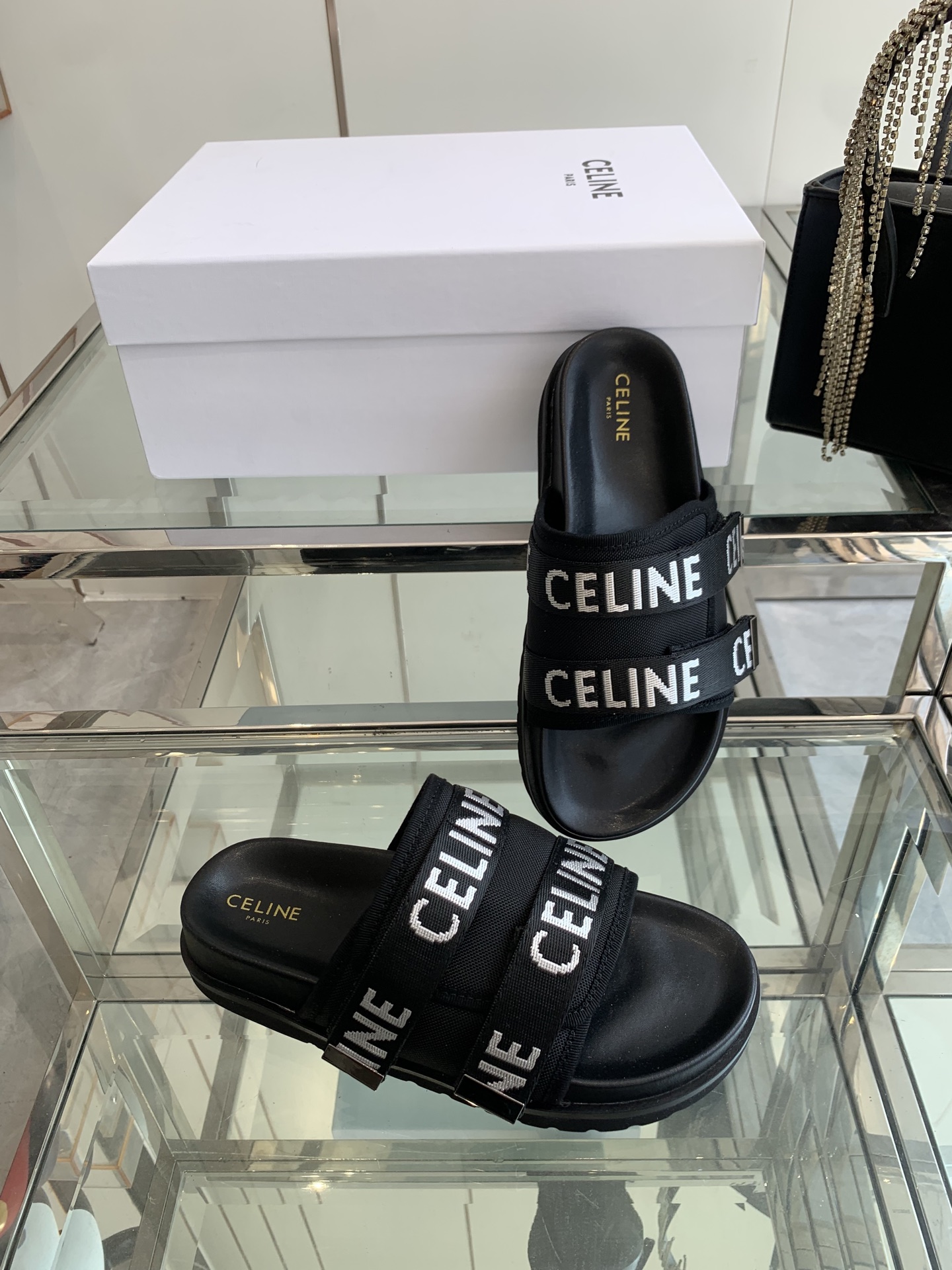 “Celine Slim Sandal: Classic Summer Style with Original Editions and Modulus-Resistant Velvet” - 图片 7