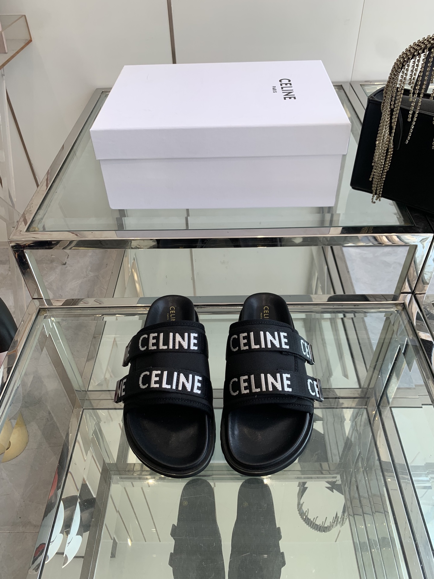 “Celine Slim Sandal: Classic Summer Style with Original Editions and Modulus-Resistant Velvet” - 图片 1
