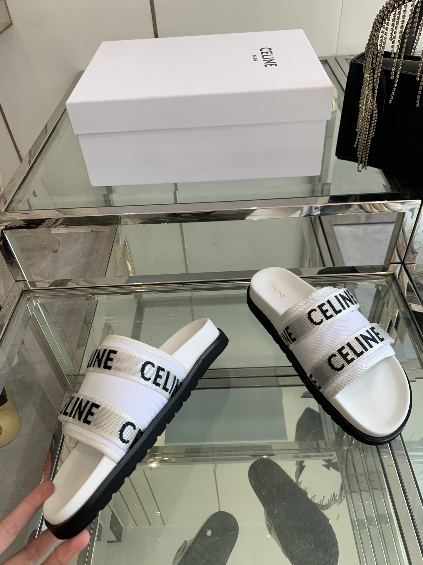 Celinesline introduces new summer sandals with classic design, cow skin bottom, and custom retrofitting in sizes 35-40. - 图片 3
