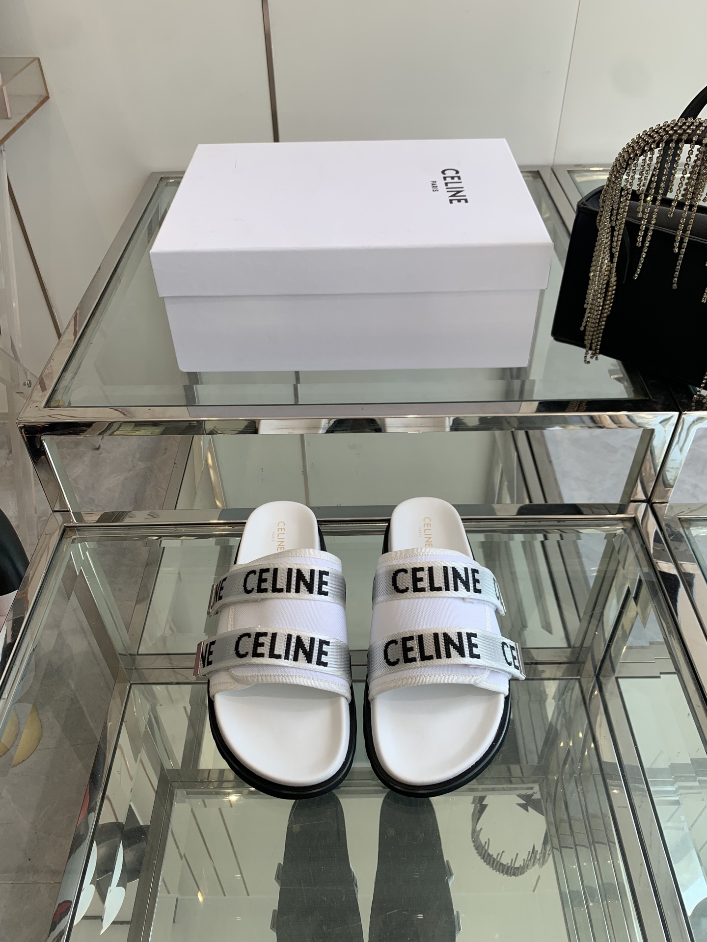 Celinesline introduces new summer sandals with classic design, cow skin bottom, and custom retrofitting in sizes 35-40. - 图片 1
