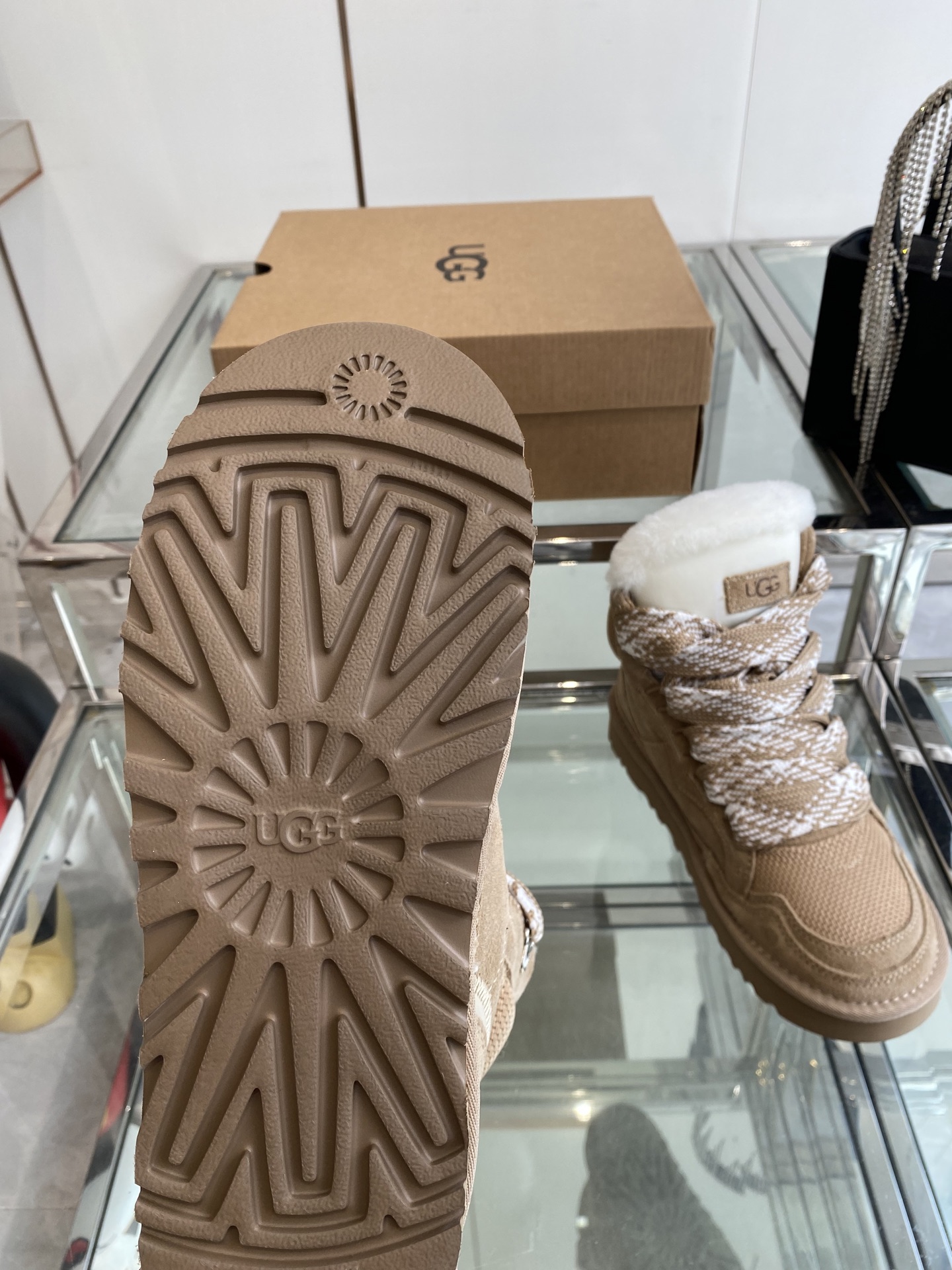 “Fall and Winter UGG 25s: Comfortable and Stylish Footwear with EVA Soles and Velvet Accents” - 图片 4