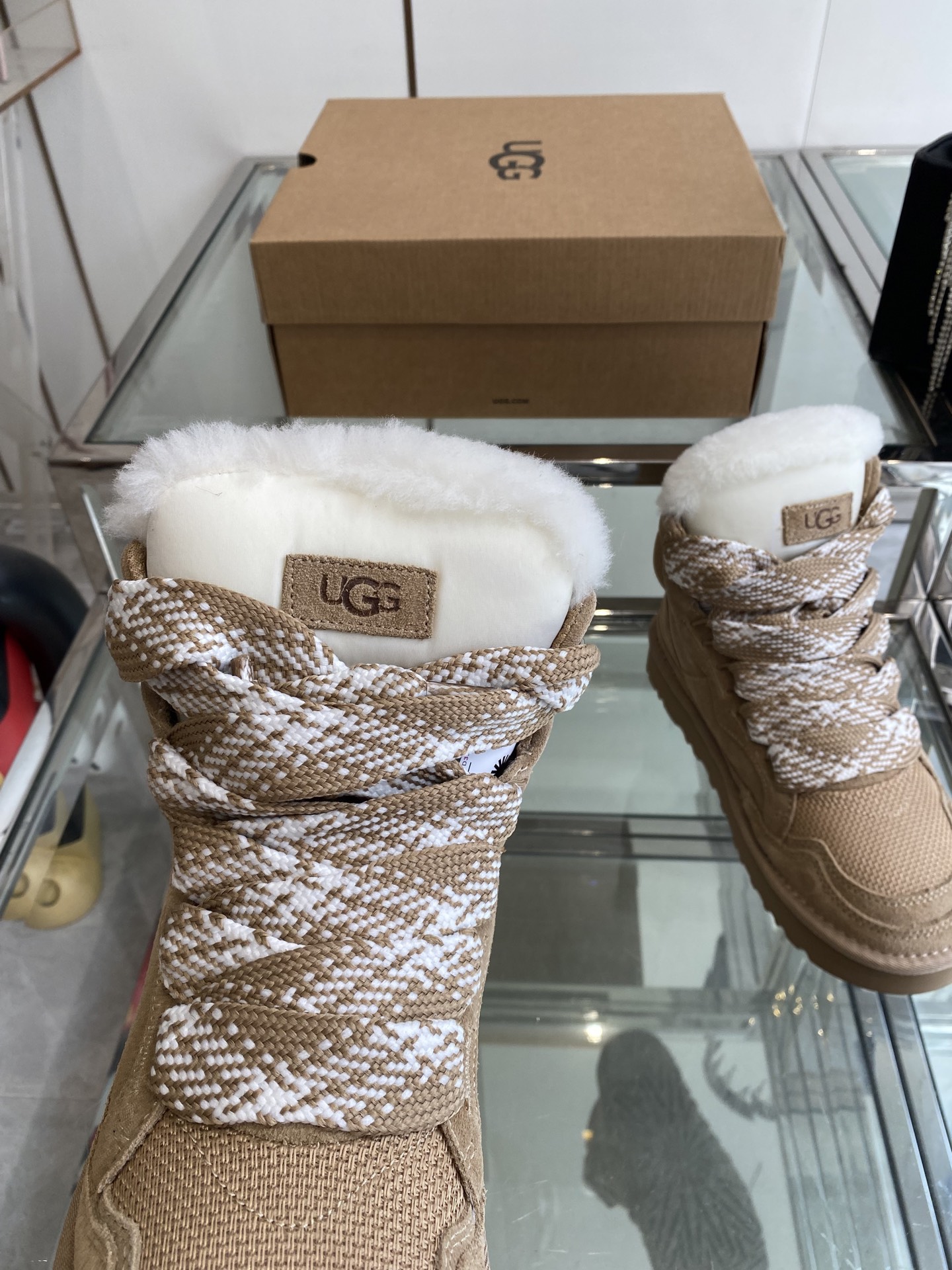 “Fall and Winter UGG 25s: Comfortable and Stylish Footwear with EVA Soles and Velvet Accents” - 图片 3