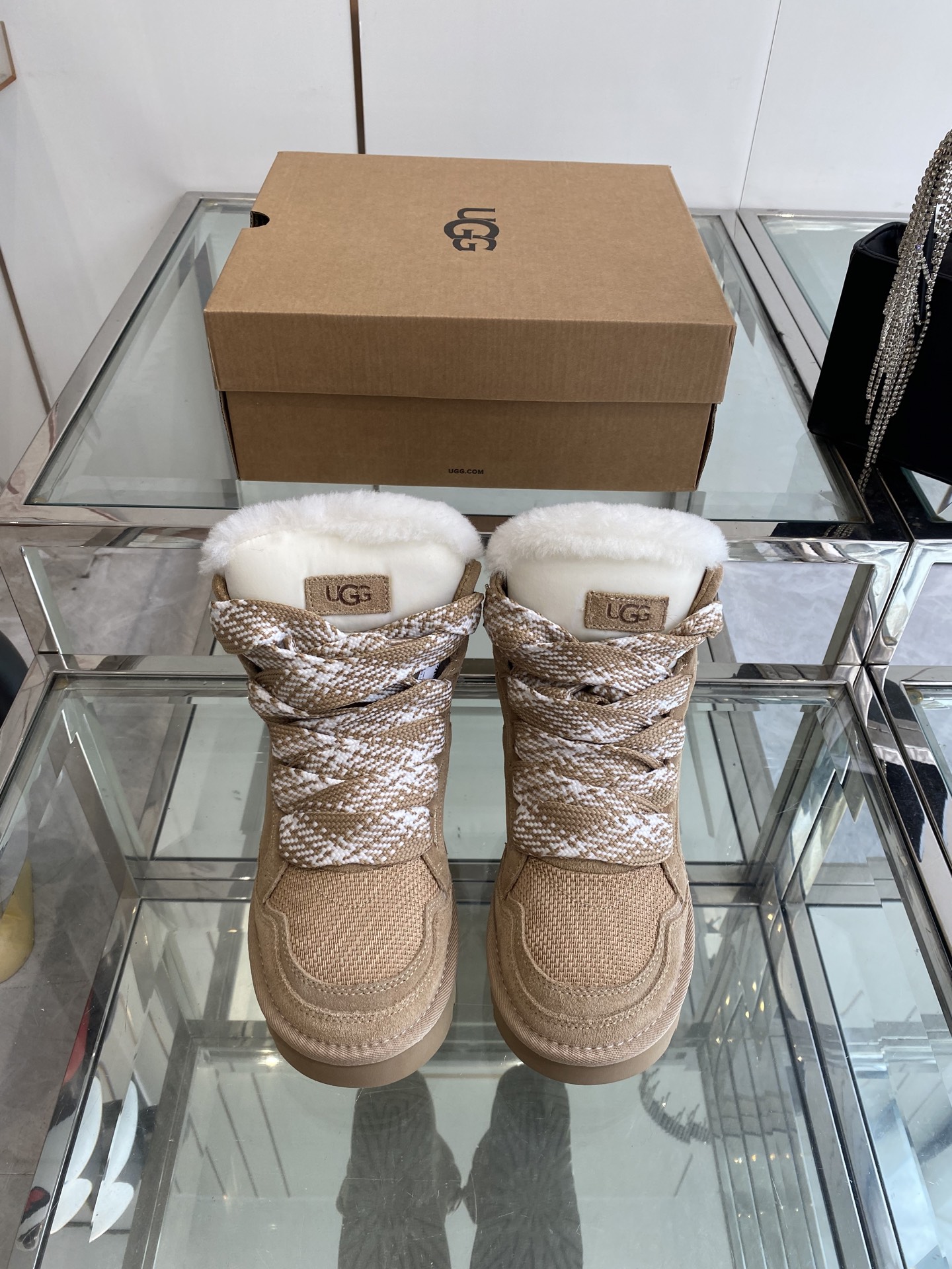 “Fall and Winter UGG 25s: Comfortable and Stylish Footwear with EVA Soles and Velvet Accents” - 图片 9