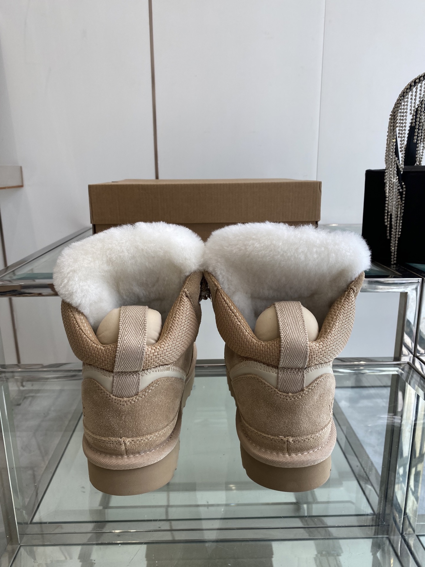 “Fall and Winter UGG 25s: Comfortable and Stylish Footwear with EVA Soles and Velvet Accents” - 图片 8