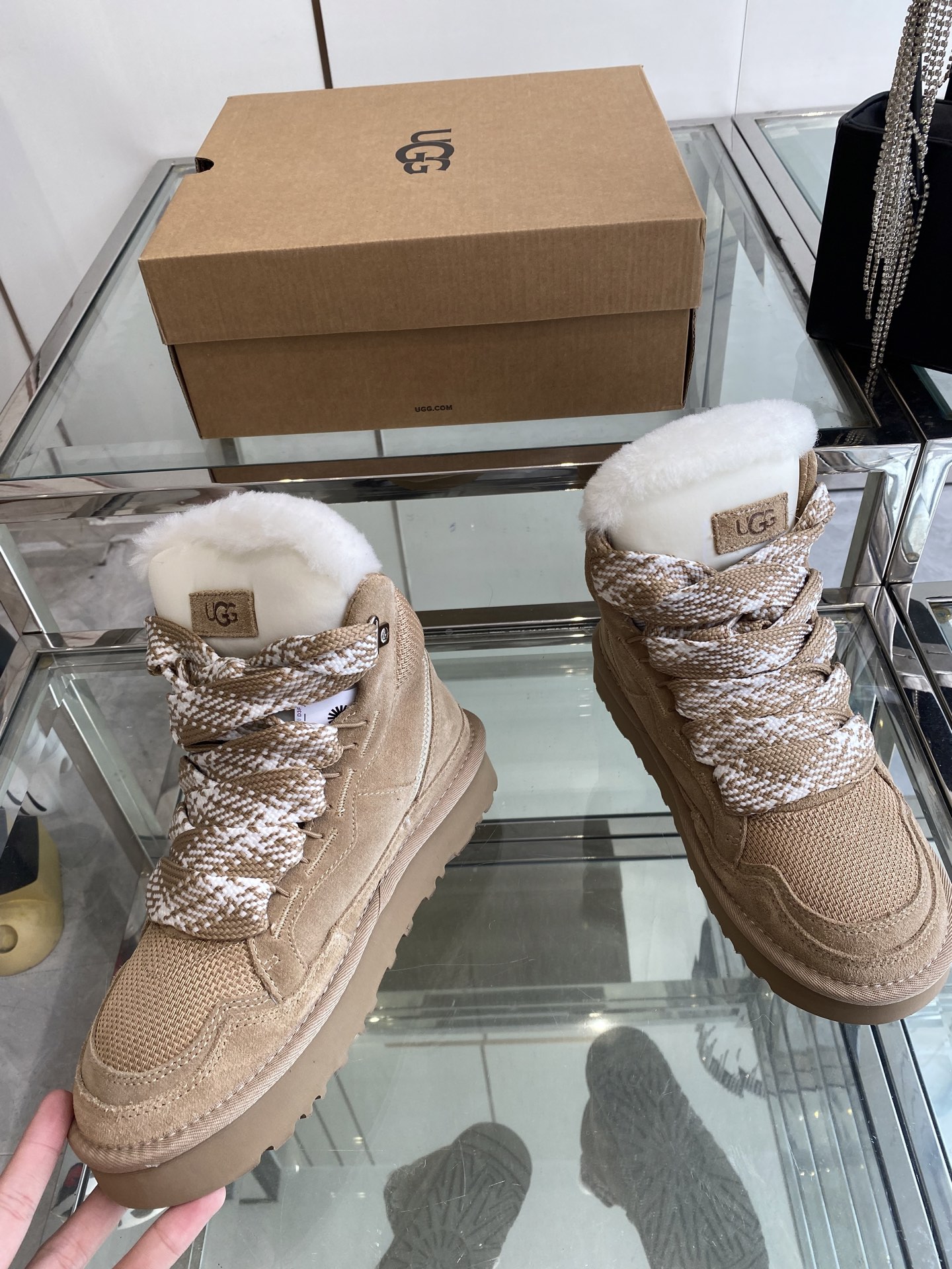 “Fall and Winter UGG 25s: Comfortable and Stylish Footwear with EVA Soles and Velvet Accents” - 图片 2