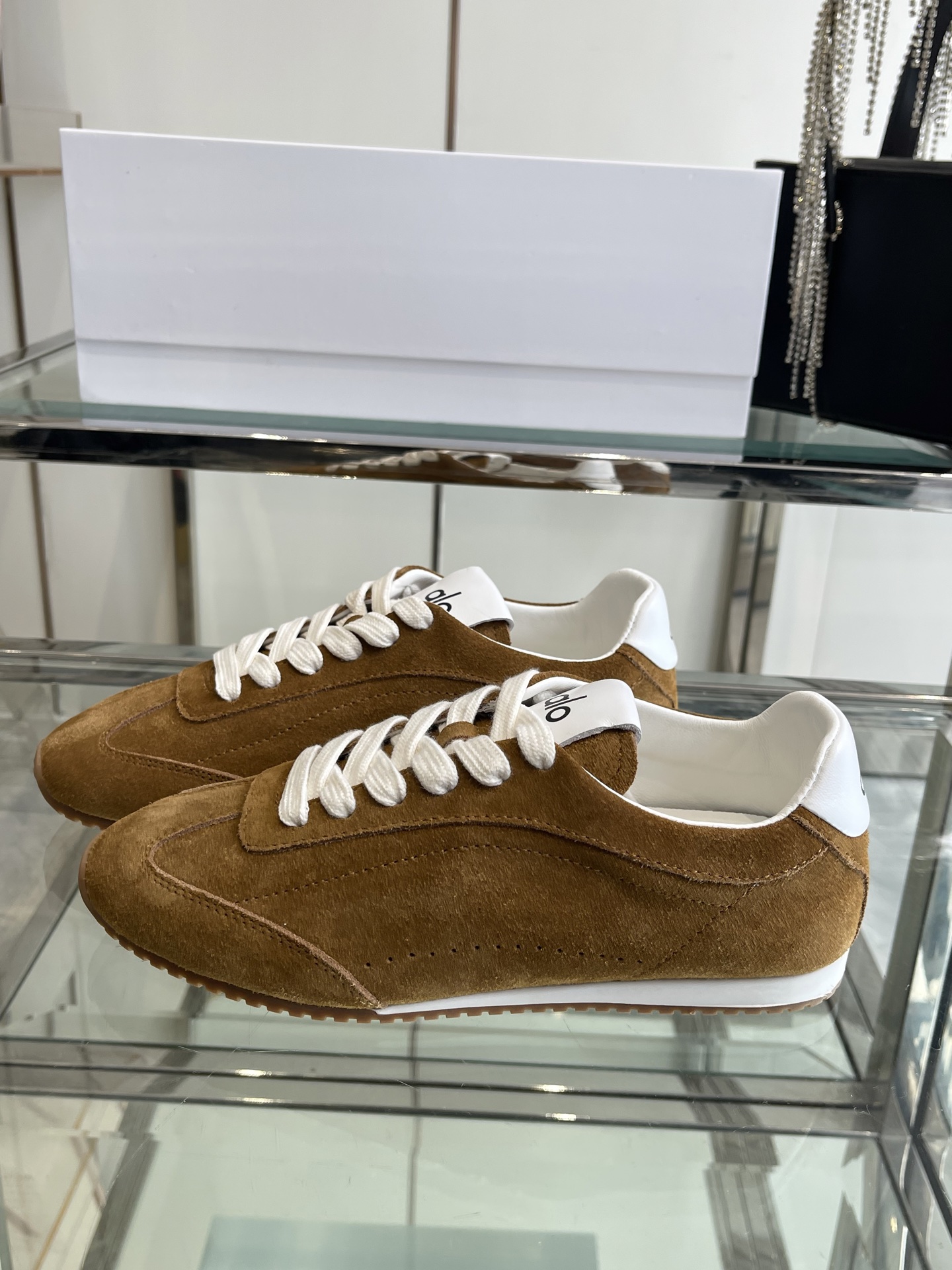 “New Lightweight Oxen Skin Sneakers for Men and Women | Super Comfortable and Stylish” - 图片 2