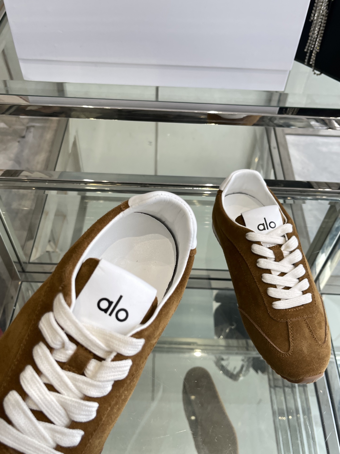 “New Lightweight Oxen Skin Sneakers for Men and Women | Super Comfortable and Stylish” - 图片 4
