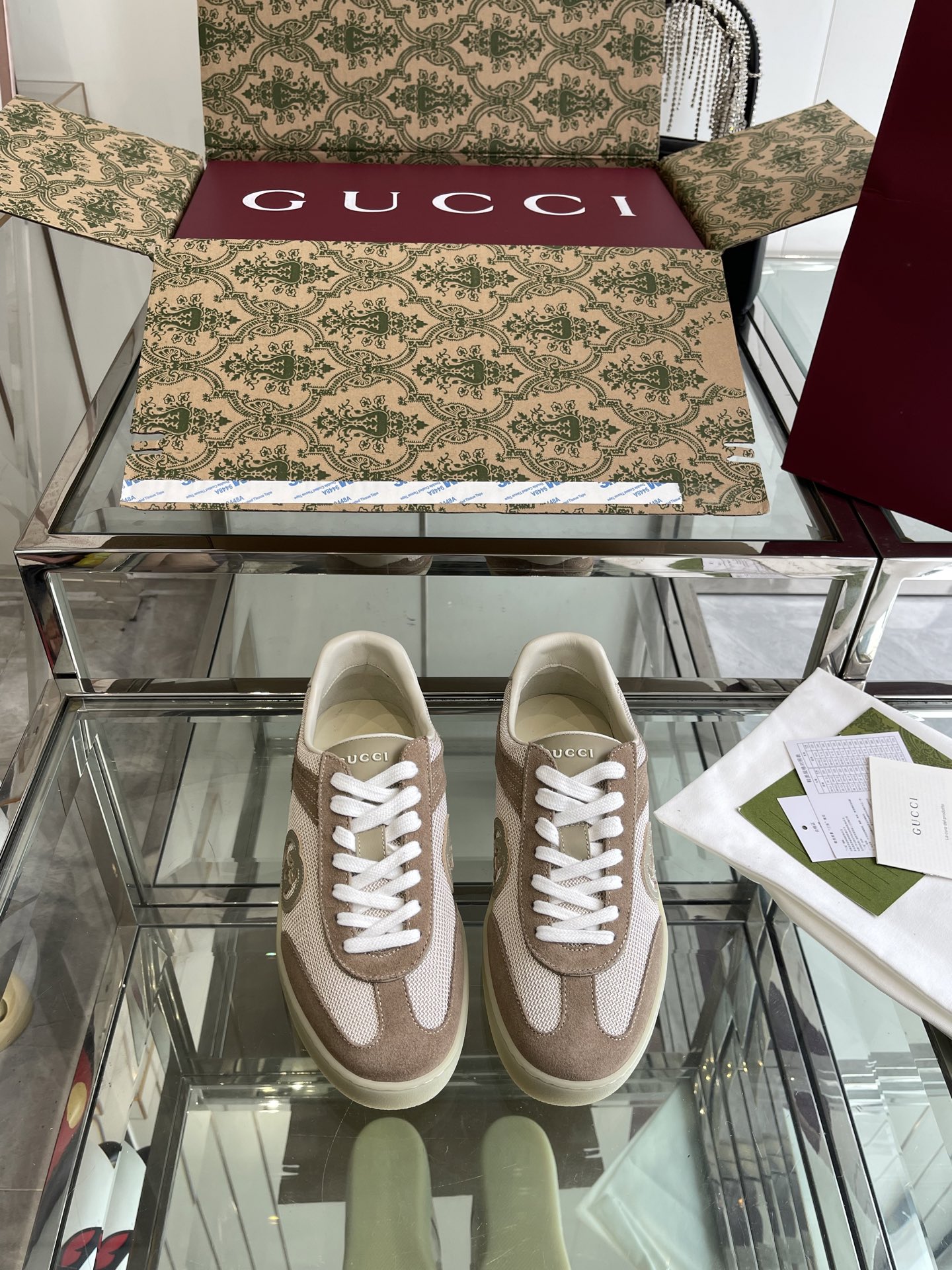 NO:464602,Men's Gucci 25ss new color, casual white shoes, popular recommendations, original TPU sole, original fabric, cowhide inner cowhide footbed, original cover technology, one to one broken bone replica!  Pursuing the ultimate comfort!  Imported fabric beef velvet + mesh fabric, the counter is uniformly packaged. The size is 39-45 (customized for 45), casual shoes/sports shoes, gucci, sneakers, cowhide19860909男款Gucci 25ss新色 休闲小白鞋 爆款推荐,原版TPU鞋底、原版面料、牛皮内里牛皮垫脚 原版套楦工艺一比一折骨复刻！舒适追求极致！ 面料进口牛反绒+网布 专柜一致全套包装.码数39-45（45定做）,休闲鞋/运动鞋,gucci,sneakers,cowhide,Women's Shoes