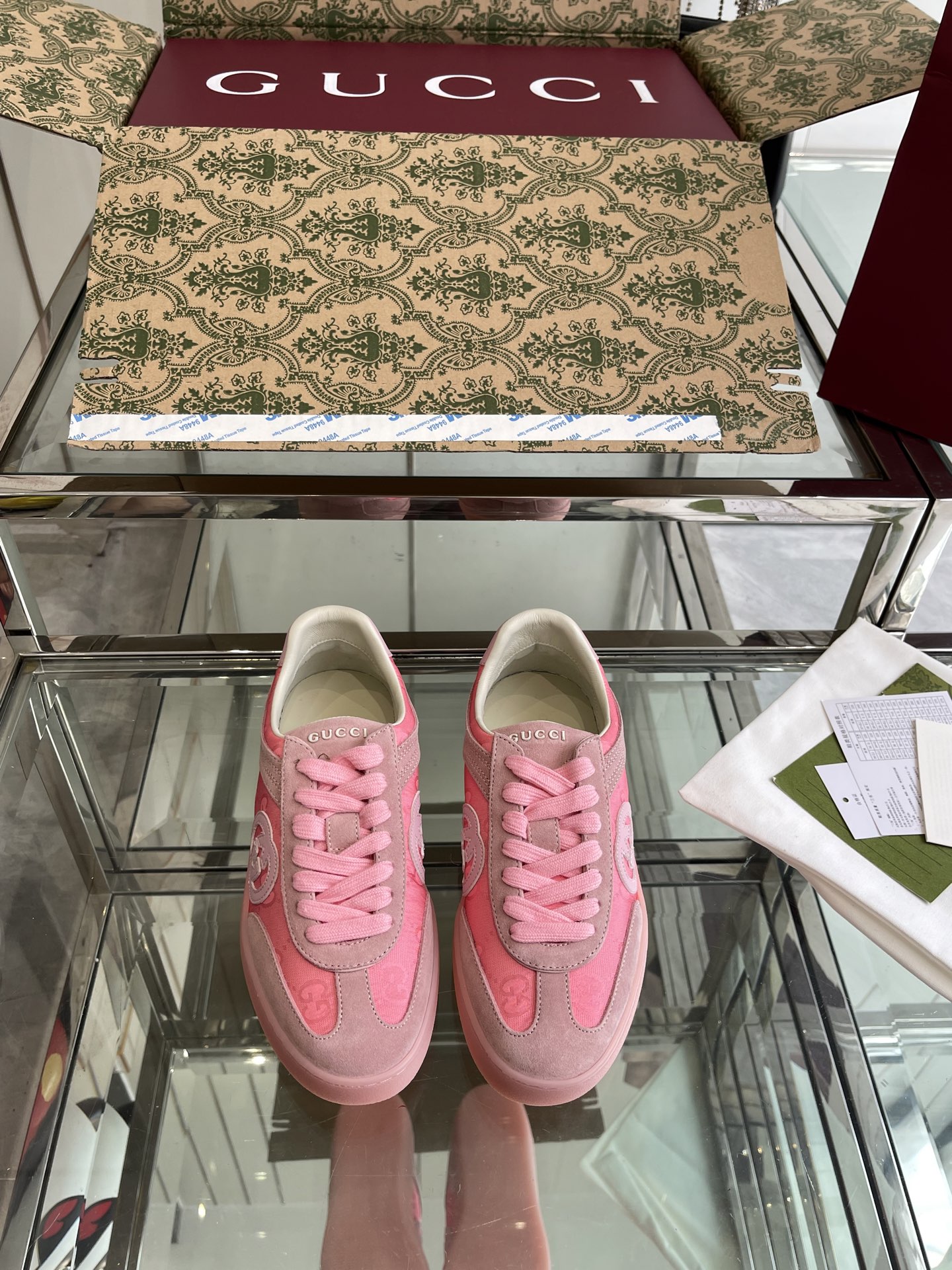 NO:464610,Women's Gucci 25ss new color casual white shoes. Recommended popular models, original TPU sole, original fabric, cowhide inner cowhide footbed, original cover technology, one to one broken bone replica!  Pursuing the ultimate comfort!  Imported fabric beef velvet + mesh fabric, the counter is uniformly packaged. The size is 35-40 (40 customized), casual shoes/sports shoes, gucci, sneakers, cowhide19860909女款Gucci 25ss新色 休闲小白鞋 爆款推荐,原版TPU鞋底、原版面料、牛皮内里牛皮垫脚 原版套楦工艺一比一折骨复刻！舒适追求极致！ 面料进口牛反绒+网布 专柜一致全套包装.码数35-40（40订做）,休闲鞋/运动鞋,gucci,sneakers,cowhide,Women's Shoes