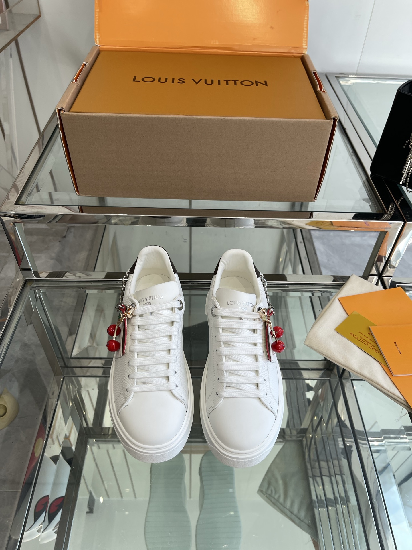 NO:464654,Accessories 60 Louis Vuitton Casual board shoes Small white shoes Many internet celebrity fashion bloggers plant grass Simple shoe grating design Brand LOGO embossing Old-fashioned splicing LV Circle rubber patchwork Rich details Original custom silk cowhide inner water dye cowhide Integrated molding process EVA footrest Original mold opening TPU outsole Size 35-41 (40 41 custom made), casual shoes/sports shoes, louis vuitton, louis vuitton, louis vuitton, louis vuitton, louis vuitton, sneakers, cowhide19860909配饰60 Louis Vuitton路易威登 休闲板鞋 小白鞋 超多网红时尚博主种草 简约的鞋型格板设计 品牌LOGO压花 老花拼接 鞋舌的 LV Circle 橡胶贴饰丰富细节 鞋面原版定制丝绸牛皮内里水染牛皮 一体成型工艺EVA垫脚 原版开模TPU大底 码数35-41（40 41订做）,休闲鞋/运动鞋,louis vuitton,louis vuitton,louis vuitton,sneakers,cowhide,Women's Shoes