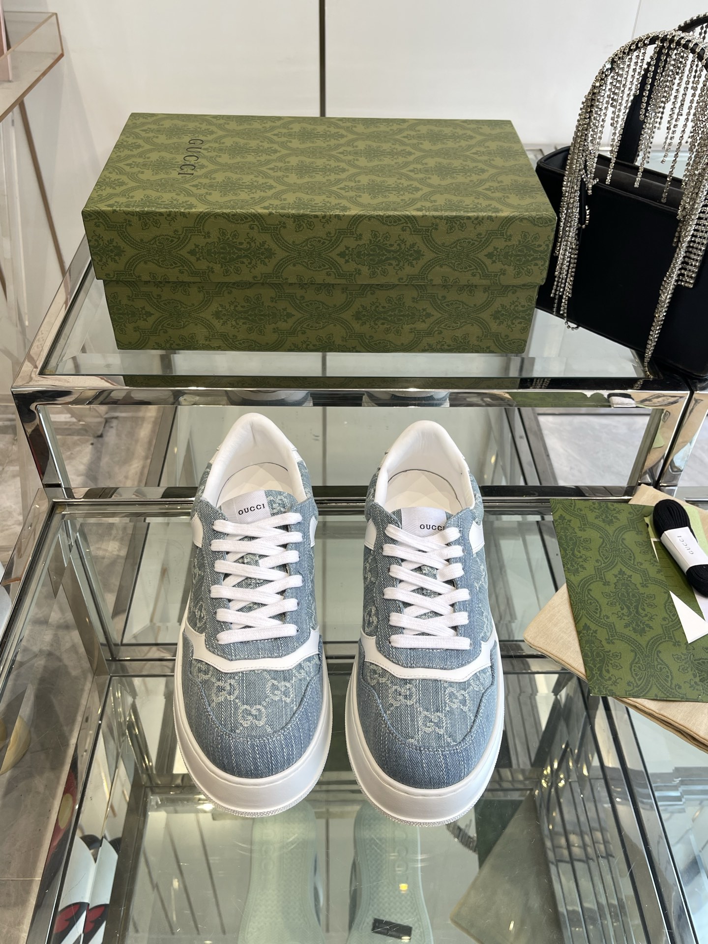 NO:464662,Men's Gucci new color white shoes, invincible and beautiful biscuit shoes, very versatile and super light, retro feel and thick sole, everyone loves it~ Fabric: Original custom imported cowhide, punching process. Inner: Water-dyed sheepskin, exclusive molded TPU sole, size 39-45 (customized for 45), casual shoes/sports shoes, gucci, sneakers, cowhide, sheepskin19860909男款 Gucci 新色小白鞋 无敌好看又好穿的饼干鞋 很百搭又超级轻 复古感十足搭配厚底 谁都爱~ 面料: 原版定制进口牛皮 冲孔工艺.内里: 水染羊皮里 独家开模的TPU大底 码数39-45（45定做）,休闲鞋/运动鞋,gucci,sneakers,cowhide,sheepskin,Women's Shoes