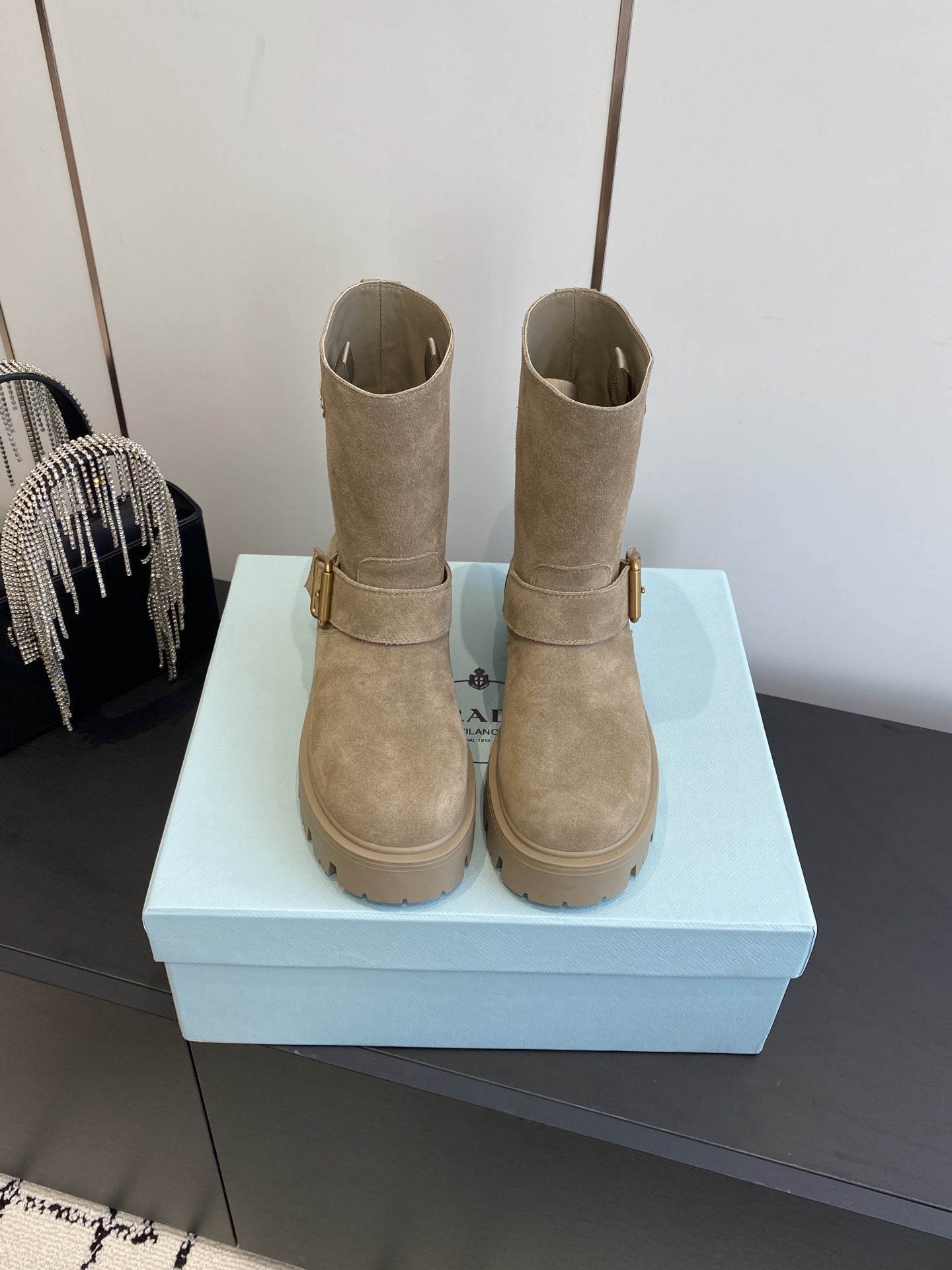 NO:464621,PRADA Classic Triangle Marker King-Fantasy Women's Boots The series that you can't buy in winter is definitely a hit this year!  !  Very beautiful!  Prada boots are really wow!  The whole series uses a variety of imported materials to make your legs look thin and elegant. The whole series uses a variety of imported materials to polish and grunge calfskin, beaded cowhide, beef velvet and high merceration, and water-dyed sheepskin in the inner layer. The foam bottom is light and comfortable!  35-41 (40 41 custom made), boots, prada, prada, boots, cowhide, sheepskin19860909PRADA 普拉达 经典三角标一脚蹬王炸女靴 冬天买不到的系列,绝对是今年的大爆款！！贼好看！Prada靴子真的很哇塞！上脚大气显腿瘦气质这块刚好拿捏 全系列采用多种进口材料擦色打腊小牛皮,开边珠牛皮,牛反绒高丝光,内里水染羊皮 发泡底轻便舒适！ 码数35-41（40 41 订做）,靴子,prada,prada,boots,cowhide,sheepskin,Women's Shoes