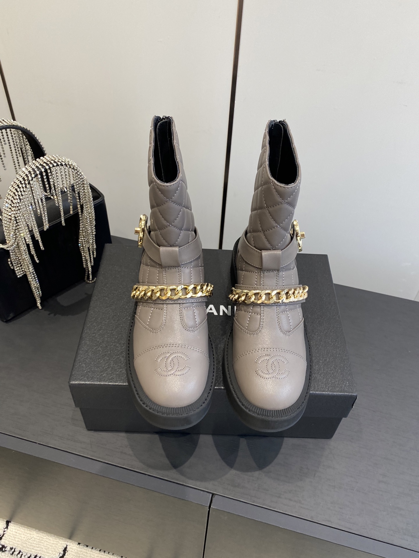 NO:464628,Chanel Chanel 25ss diamond chain, new autumn and winter style, Xiaohongshu strongly recommended style, a must-have for fashionable style, Chanel women love simple and irresistible series, gold hardware buckle, matching to show a unique style of dressing, inner foot pad water dyed cowhide Size: 35-42 (customized for 40.41.42), boots, chanel, chanel, boots, cowhide19860909Chanel 香奈儿 25ss菱格链条 秋冬新款 小红书力推款,时髦精必备,香奈儿女士钟爱简约又难以抗拒系 金色五金扣,搭配展现与众不同的穿搭风格 内里垫脚水染牛皮 码数:35-42（40.41.42定做）,靴子,chanel,chanel,boots,cowhide,Women's Shoes