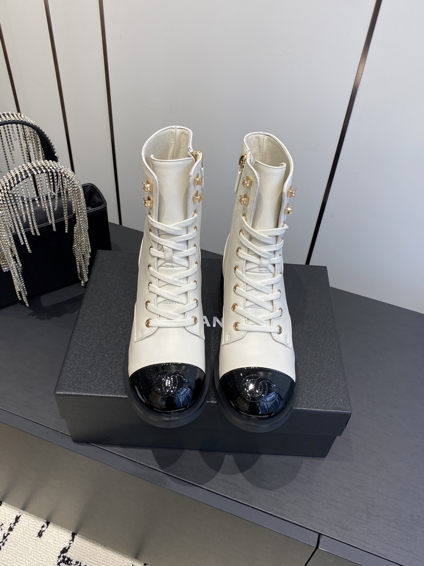 NO:464635,Chanel Chanel 25ss autumn and winter new style, Xiaohongshu strongly recommended style, a must-have for fashionable style, Chanel women love simple and irresistible series, gold hardware buckle, matching to show a unique style of dressing, inner foot pad water dyed cowhide Size: 35-42 (customized for 40.41.42), boots, chanel, chanel, boots, cowhide19860909Chanel 香奈儿 25ss秋冬新款 小红书力推款,时髦精必备,香奈儿女士钟爱简约又难以抗拒系 金色五金扣,搭配展现与众不同的穿搭风格 内里垫脚水染牛皮 码数:35-42（40.41.42定做）,靴子,chanel,chanel,boots,cowhide,Women's Shoes