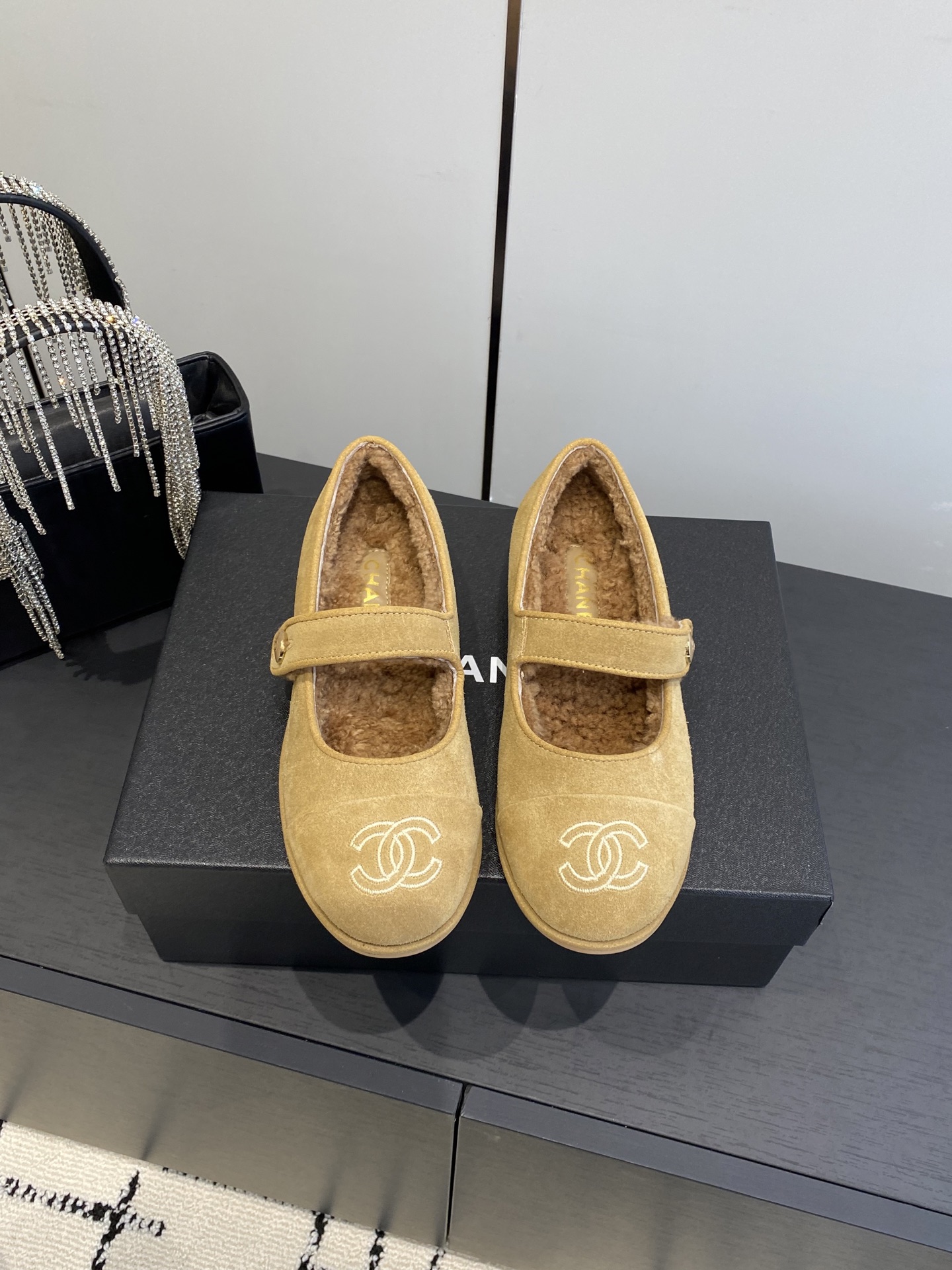 NO:464601,Chanel 25ss new autumn and winter wool shoes, high-version shipment, round square head design cute, comfortable and warm, imported Yangjing upper, lamb wool footbed, Italian leather outsole, size 35-41 (customized for 40.41), fur shoes, Mary Jane, chanel, chanel, mary jane, sheep, Leather soles19860909Chanel 香奈儿 25ss新款秋冬羊毛单鞋 高版本出货 圆方头设计呆萌可爱 上脚舒适暖和 进口羊京鞋面 羊羔毛垫脚内里 意大利真皮大底 码数35-41（40.41定做）,毛毛鞋玛丽珍,chanel,chanel,mary jane,sheep,Leather soles,Women's Shoes