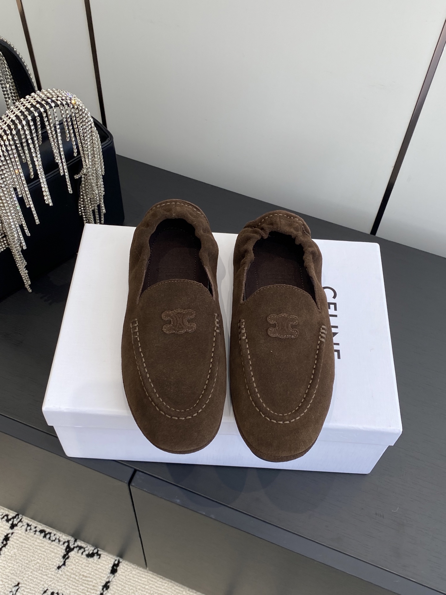 NO:891069,/ Celine ADAM series retro boat shoes Arc de Triomphe loafers flat-soled beanie shoes with elastic straps on the back Customized uppers with high mercerized cow suede Foot pads with nubuck leather lining Original open-molded TPU rubber outsole Size 35-40 [40 custom made], Loafers, celine, loafers19860909/赛琳ADAM系列复古船鞋凯旋门乐福鞋平底豆豆鞋后松紧带单鞋 鞋面定制高丝光牛反绒 垫脚内里磨砂皮 鞋底原版开模TPU橡胶大底 码数35-40 [40定做],乐福鞋,celine,loafers,Women's Shoes