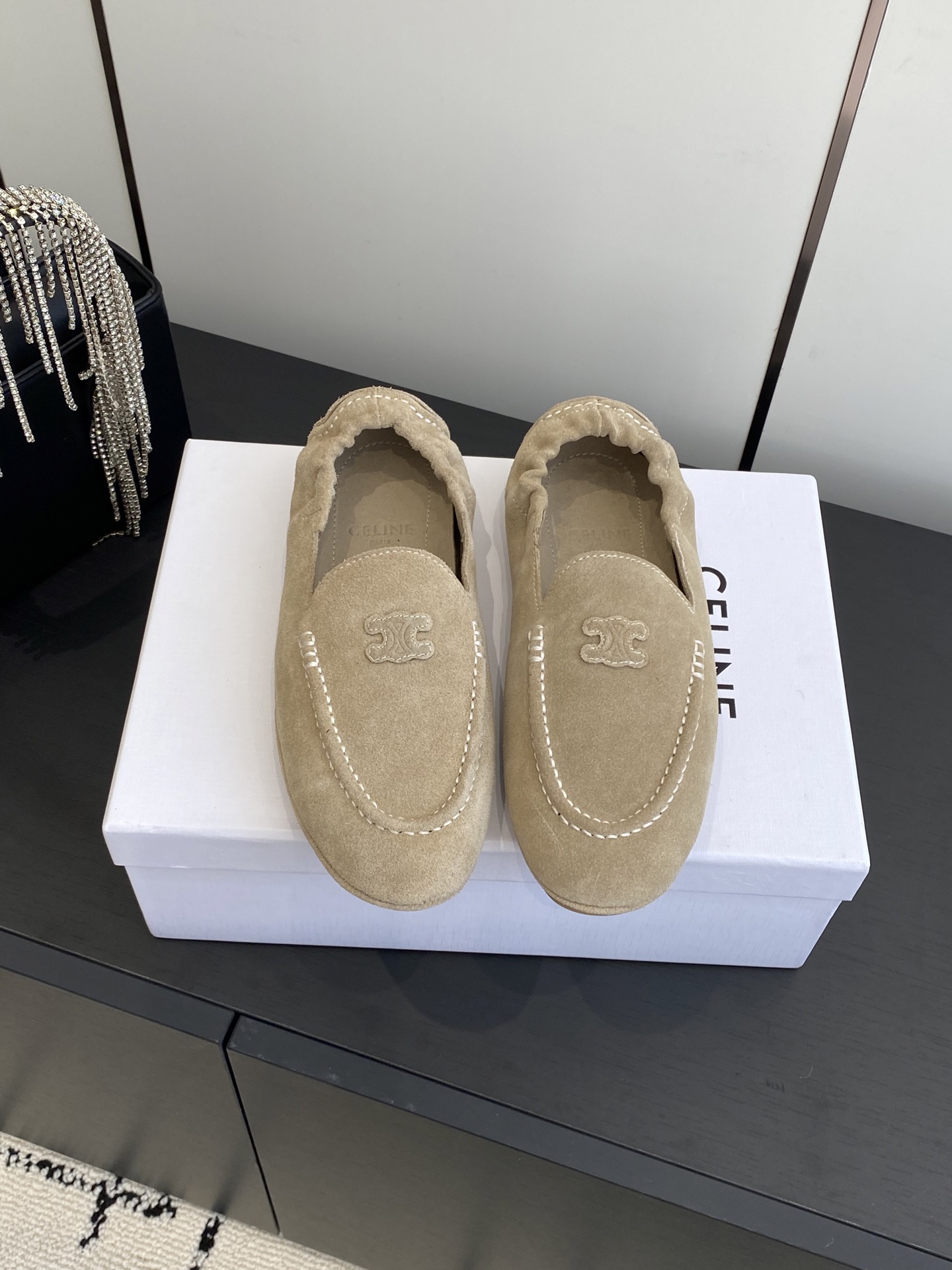 NO:464607,Celine 25ss new style, one-legged pedal, super comfortable loafers. This year, you must buy a pair of celine loafers, retro classic style, super versatile, simple and atmospheric, classic one-legged design, simple and fashionable, combine gentle and texture, and can be matched at will, the perfect beauty can all show its brand atmosphere. Upper: cow velvet, frosted inner skin, outsole: original open molded outsole, size 35-40 (40 customized), loafers, celine, loafers, skirts19860909Celine 25ss 新款 一脚蹬 超级舒适 乐福鞋 今年必须要入手一双celine乐福鞋 ,复古风经典款 超级百搭 简单大气 经典的一脚蹬设计 简约时髦 把温柔和质感合并 无论裙装裤装都能随意搭配 妥妥的颜霸 无不彰显它的品牌气息. 鞋面:牛反绒 内里磨砂皮 大底:原版开模大底 码数35-40（40订做）,乐福鞋,celine,loafers,skirts,Women's Shoes