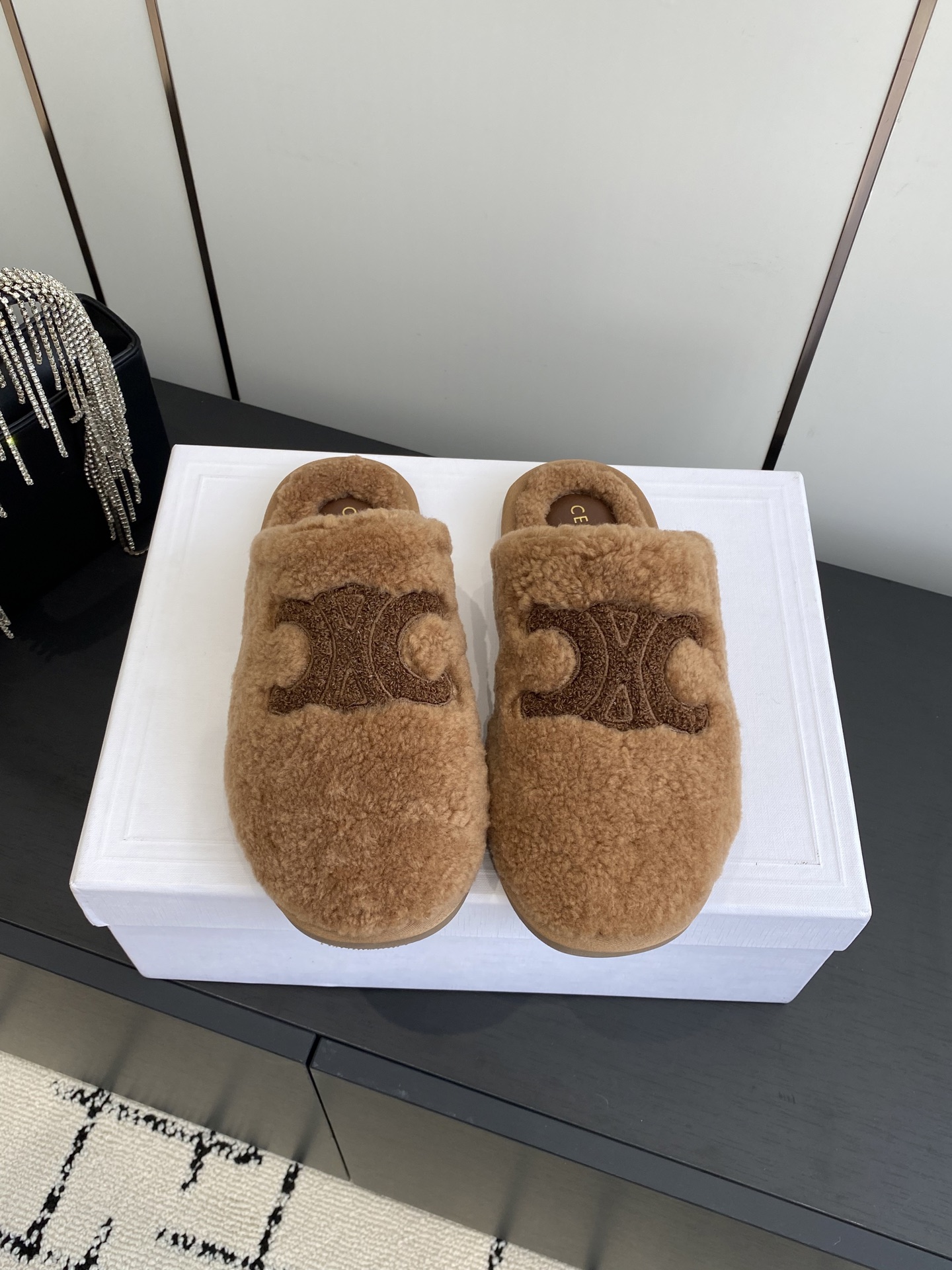 NO:464575,CELINE The latest Arc de Triomphe wool slippers in autumn and winter. This pair of wool slippers is also very beautiful. Overall, it looks very high-end. It is perfect with jeans in autumn and winter. It is a perfect love style. It has fashion elements and is full of nobleness. It can always show the feminine fashion charm when worn. It is fashionable but not too ostentatious. The Arc de Triomphe logo is really beautiful. The inner wool is real inside the upper. Original non-slip sole. Size 35-40 (40 customized), semi-torque high heels, celine, celine, high heels, slippers, shorts19860909CELINE 赛琳 秋冬最新款凯旋门羊毛拖鞋 这双毛拖也是好好看 整体一看就是非常高级 搭配秋冬的牛仔短裤 简直就是完美呀 大爱款 有时尚元素 贵气感十足 穿上它总能展现女性时尚韵味 时尚却不过分张扬 凯旋门logo实在 太美 鞋面内里真羊毛 原版防滑大底 码数35-40（40订做）,半拖高跟鞋,celine,celine,high heels,slippers,shorts,Women's Shoes