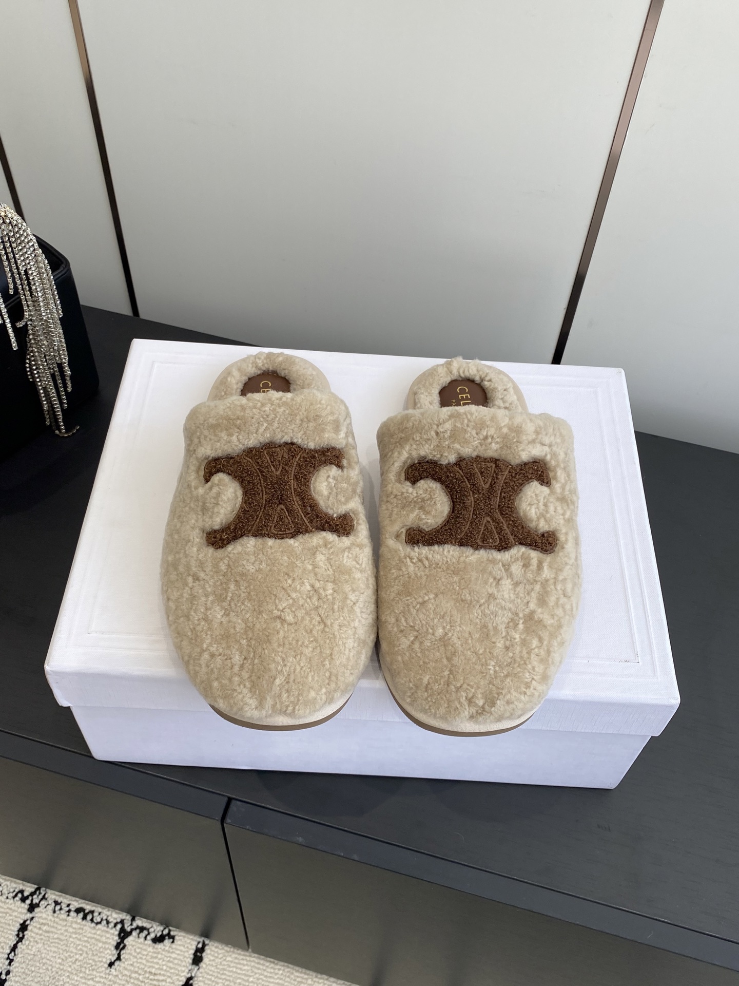 NO:464579,CELINE The latest Arc de Triomphe wool slippers in autumn and winter. This pair of wool slippers is also very beautiful. Overall, it looks very high-end. It is perfect with jeans in autumn and winter. It is a perfect love style. It has fashion elements and is full of nobleness. It can always show the feminine fashion charm when worn. It is fashionable but not too ostentatious. The Arc de Triomphe logo is so beautiful. The upper is real wool inside. Original non-slip sole. Size 35-40 (customized for 40), semi-torque high heels, celine, celine, high heels, slippers, shorts19860909CELINE 赛琳 秋冬最新款凯旋门羊毛拖鞋 这双毛拖也是好好看 整体一看就是非常高级 搭配秋冬的牛仔短裤 简直就是完美呀 大爱款 有时尚元素 贵气感十足 穿上它总能展现女性时尚韵味 时尚却不过分张扬 凯旋门logo实在太美 鞋面内里真羊毛 原版防滑大底 码数35-40（40订做）,半拖高跟鞋,celine,celine,high heels,slippers,shorts,Women's Shoes