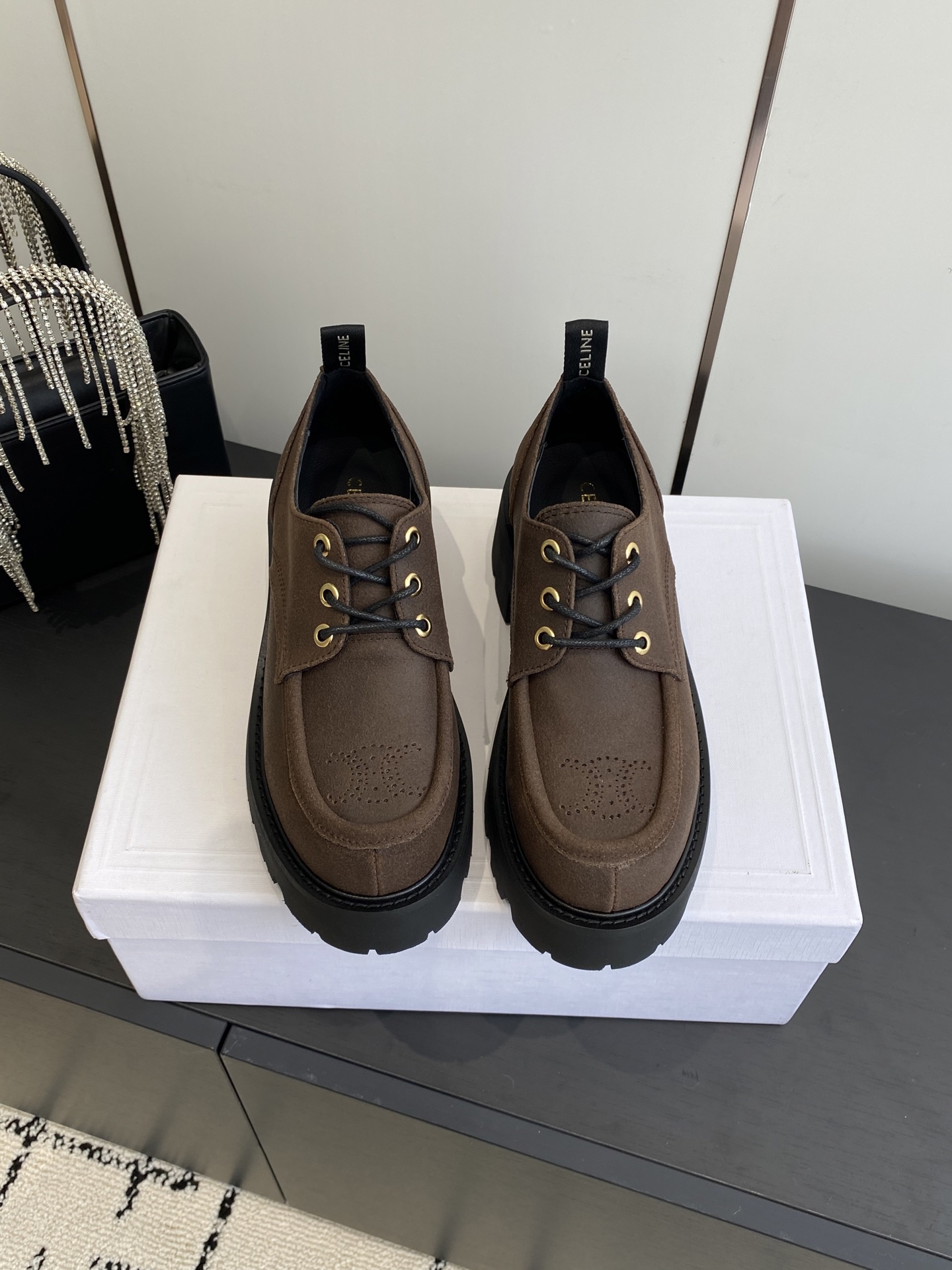 NO:464585,Celine 25ss latest hit, thick sole loafers, really unique. You must buy a pair of celine loafers. Retro style classic style, super versatile, simple and atmospheric, can be matched at will, no matter the skirt and pants, it is a perfect beauty. It all shows its brand atmosphere. Upper, cowhide, cowhide, original mold open sole, size 35-40 (customized for 40), loafers, celine, celine, loafers, skirts, cowhide19860909Celine 赛琳 25ss最新爆款 厚底 乐福鞋 真的是太有特色了 必须要入手一双celine乐福鞋 复古风经典款 超级百搭 简单大气 无论裙装裤装都能随意搭配 妥妥的颜霸 无不彰显它的品牌气息 鞋面牛反绒 内里牛皮 原版开模大底 码数35-40（40定做）,乐福鞋,celine,celine,loafers,skirts,cowhide,Women's Shoes