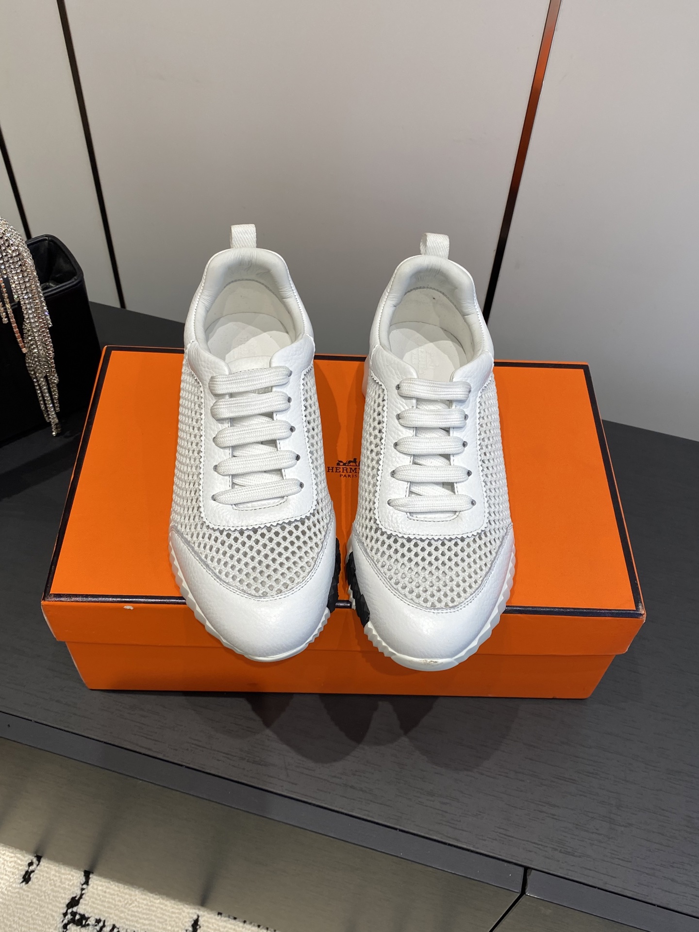 NO:465340,Top version: Women, Men's Hermes, Hermes, classic couples, casual sneakers, couples' casual shoes, sports dad shoes, combined with high-tech canvas and suede goatskin, decorated with exaggerated 'H' letters on the rubber sole, italic design and bright colors show vitality, continue brand design inspiration, walk around the city lightly, feel unrestrained and comfortable, original material, special fabric, wax velvet, inner breathable mesh + water dyed beef lining, large sole open mold TPU + rubber foam material, bottom thickness 3CM, size 35-46 (four 40. men 45.46 customized), casual shoes/sports, hermes, hermes, sneakers, sheepskin, chamois leather19860909顶级版本 女 男Hermes 爱马仕H家经典情侣款 休闲运动鞋 情侣款休闲之履运动老爹鞋结合高科技帆布与麂皮山羊皮 在橡胶鞋底上饰以夸张“H”字母 斜体设计和鲜艳色彩展现活力 延续品牌设计灵感 轻盈漫步都市 感受无拘舒适 面料原版材质特殊布料和牛反绒 内里透气网布+水染牛里 大底开模TPU+橡胶发泡材质 底厚3CM 码数35-46（女40.男45.46定做）,休闲鞋/运动鞋,hermes,hermes,sneakers,sheepskin,chamois leather,Women's Shoes