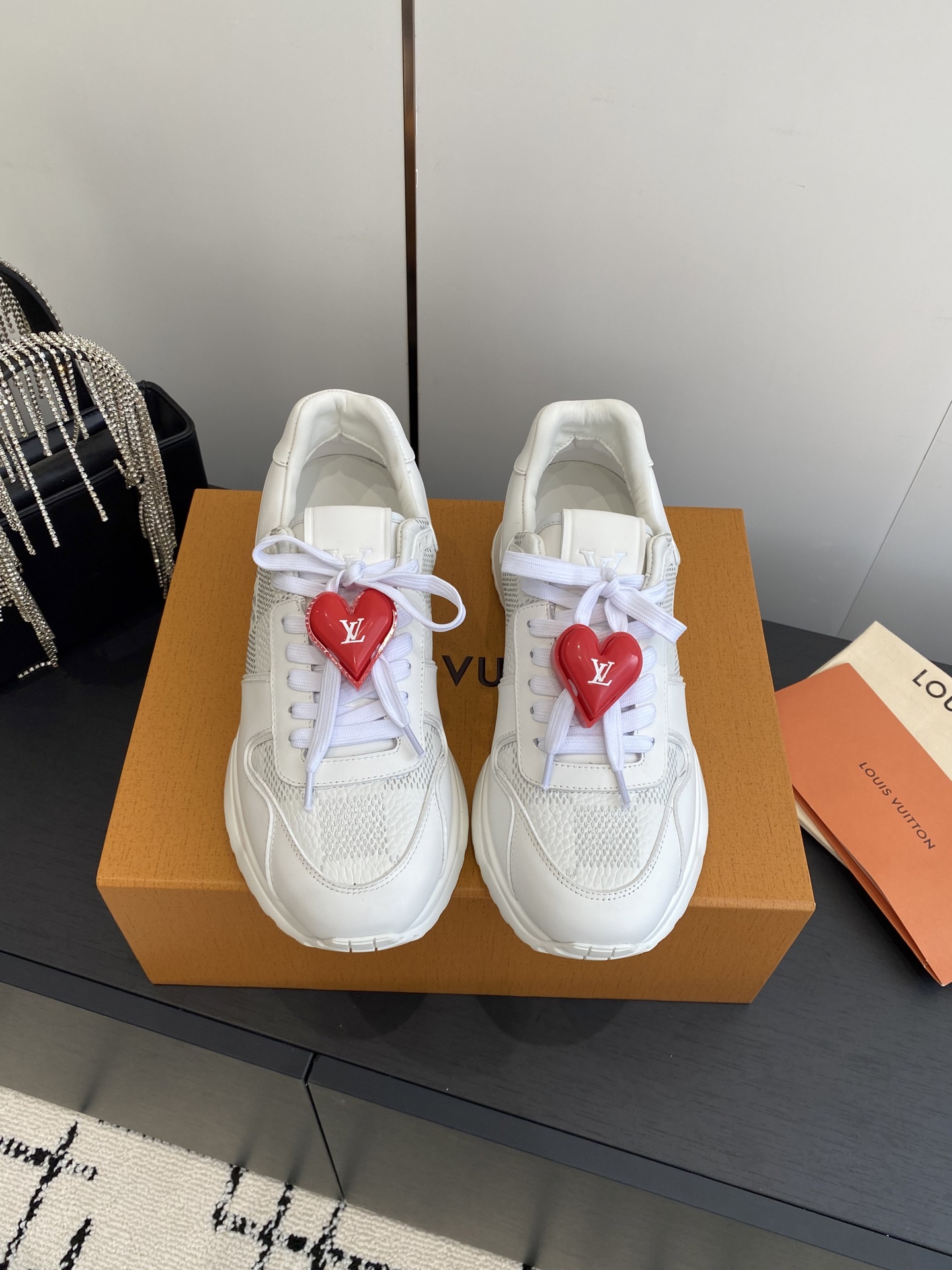 NO:465355,Accessories 60 Louis Vuitton Classic men's sneakers. The essence of running shoes design creates iconic Run Away sneakers Monogram canvas Calfskin and fabric clever splicing with technology rubber outsole and hand sewing Authentic development heavy craftsmanship creation Size: 39-45 (45 custom made), casual shoes/sports shoes, louis vuitton, louis vuitton, sneakers, cowhide19860909配饰60 Louis Vuitton 路易威登 经典男士运动鞋.跑鞋的设计精髓 创造标志性 Run Away 运动鞋 Monogram 帆布 小牛皮和织物巧妙拼接 搭配科技橡胶外底和手工缝制 正品开发重工艺打造 码数:39-45（45定做）,休闲鞋/运动鞋,louis vuitton,louis vuitton,sneakers,cowhide,Women's Shoes