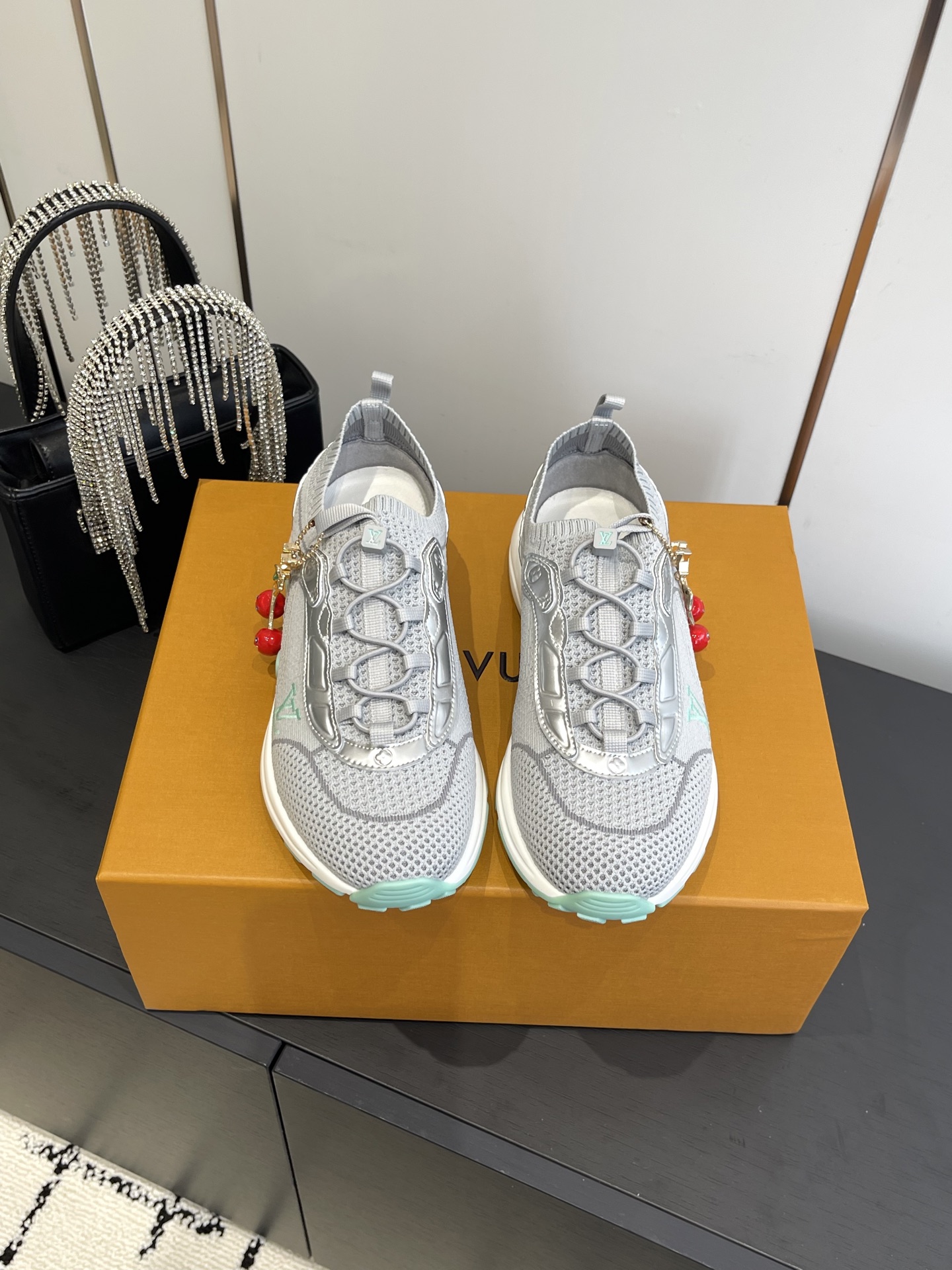 NO:465348,Accessories 60 LV Louis Vuitton 25ss new sports shoes socks shoes This sporty streamlined design is inspired by running shoes. The exquisite upper is made of a variety of technical materials, including mesh and metal synthetic leather. It is characterized by many iconic details. Lightweight EVA is designed for bounce and comfort. The mesh design ensures the breathability of the shoes. EVA material is not heavy at all. It is not tired at all when walking. Excellent foot feeling. Full of technology. Wear a pair of ripped jeans. Wear a white T. It is casual and lazy and fashionable to fly. Seven days a week. It is worth buying. Size 35-45 (for women, 40 men, 45 custom made), casual shoes/sports shoes, louis vuitton, louis vuitton, sneakers, jeans, socks19860909配饰60 LV 路易威登 25ss新款 运动鞋 袜子鞋  这款运动流线型设计灵感来自跑鞋.精致的鞋面由多种技术材料制成 包括网眼和金属合成皮革 其特点是许多标志性的细节 轻质EVA 专为弹跳和舒适而设计 网面设计保证了鞋子的透气性 EVA材质 一点也不重 走起路来一点都不会累 极佳的脚感 科技感十足 日常搭条破洞牛仔裤 穿个白T 随性慵懒又时髦到飞起 一周七天 都能靠这一双鞋“撑场面”太值得剁手了 码数35-45（女40 男45订做）,休闲鞋/运动鞋,louis vuitton,louis vuitton,sneakers,jeans,socks,Women's Shoes