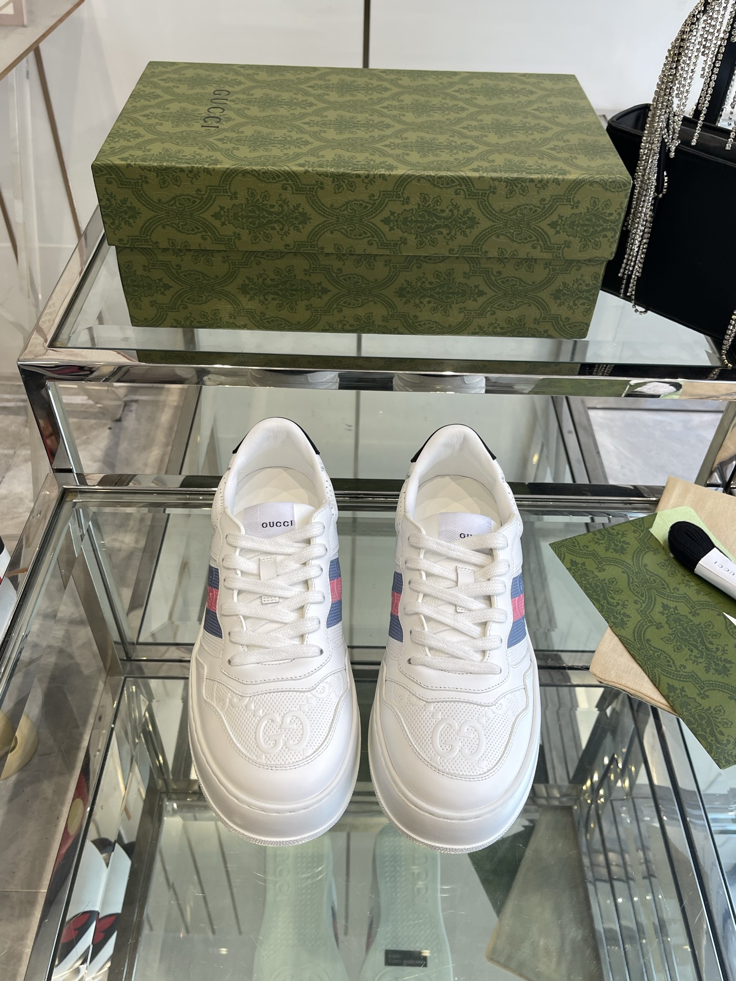 NO:467352,Women's 310 men's Gucci new color white shoes, invincible and beautiful and easy to wear cookie shoes, very versatile and super light, retro feel and thick sole, everyone loves it~ Fabric: Original custom imported cowhide, punching process. Inner: Water-dyed sheepskin, exclusive TPU sole with molding, size 35-45 (female 40, male 45 customized), casual shoes/sports shoes, gucci, sneakers, cowhide, sheepskin19860909女310男Gucci 新色小白鞋 无敌好看又好穿的饼干鞋 很百搭又超级轻 复古感十足搭配厚底 谁都爱~ 面料: 原版定制进口牛皮 冲孔工艺.内里: 水染羊皮里 独家开模的TPU大底 码数35-45（女40 男45定做）,休闲鞋/运动鞋,gucci,sneakers,cowhide,sheepskin,Women's Shoes