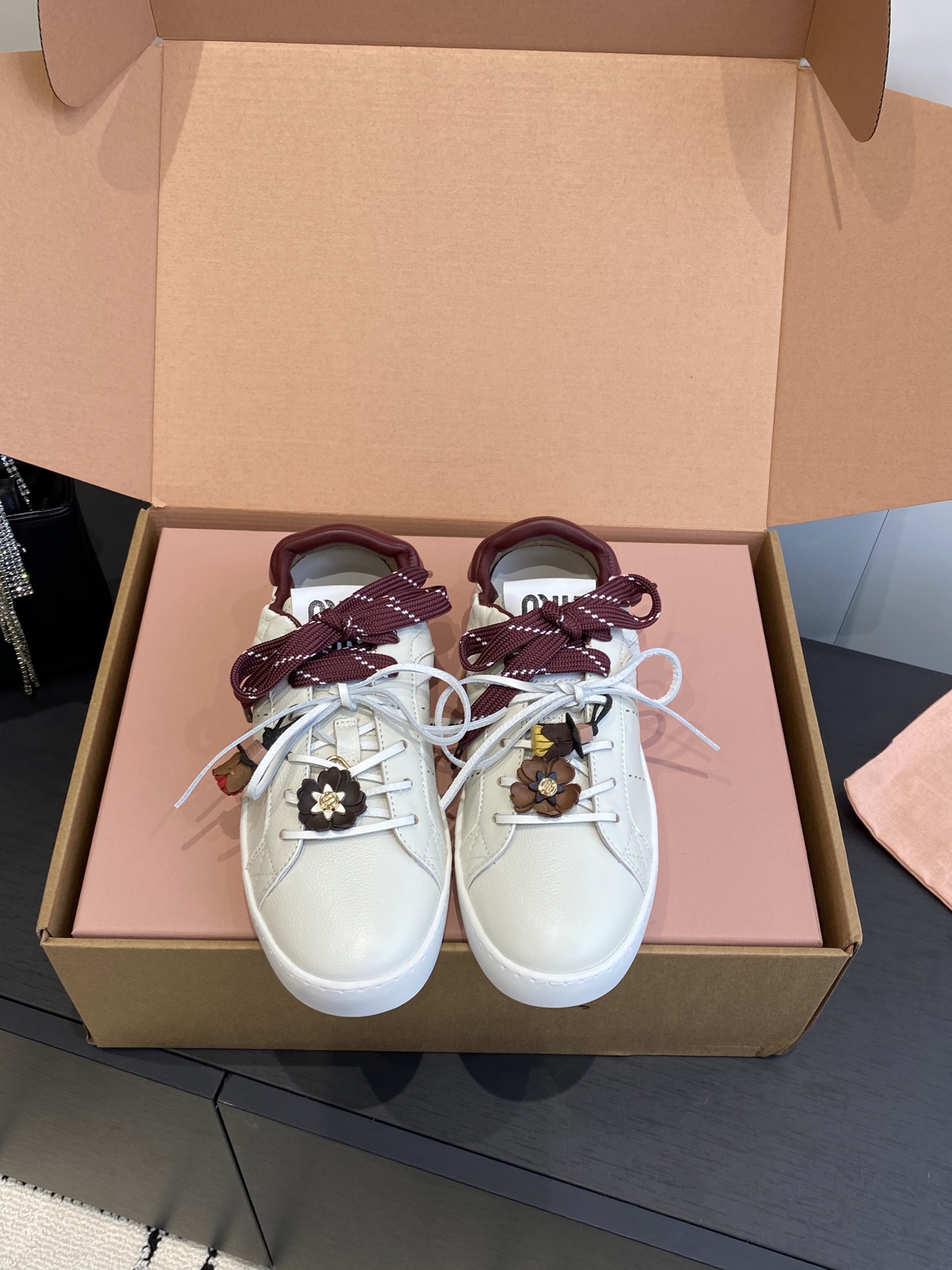 NO:467344,Miu Miu 25ss Miu Miu thin-soled biscuit base 25ss Spring and summer new British style laces Casual white shoes MiuMiu show suitable and unique color polishing technology comes from the details of the Miu Miu series. The trend elements of the new season are the first. The concept of love now, the multi-dimensional collision, conveys the modern style~ It looks good no matter how you wear it. This summer's fashionable girl's favorite looks not very comfortable. It is super comfortable to wear. The original cowhide leather imported from fabric, inner sheepskin, outsole original sole size 35-40 (40 customized), casual shoes/sports shoes, miumiu, sneakers, cowhide, sheepskin19860909Miu Miu 25ss 缪缪薄底饼干底 25ss 春夏新款英伦风系带 休闲小白鞋 MiuMiu秀场适当独一无二的擦色工艺工艺来自Miu Miu系列的细节特写 新季的潮流要素一 此刻挚爱的概念,多元对撞,传达现代风格~ 怎么穿都好看今夏时髦精最爱 看起来不怎么舒服 上脚超级舒服 面料进口原版牛皮 内里羊皮 大底原版鞋底 码数35-40（40 订做）,休闲鞋/运动鞋,miumiu,sneakers,cowhide,sheepskin,Women's Shoes