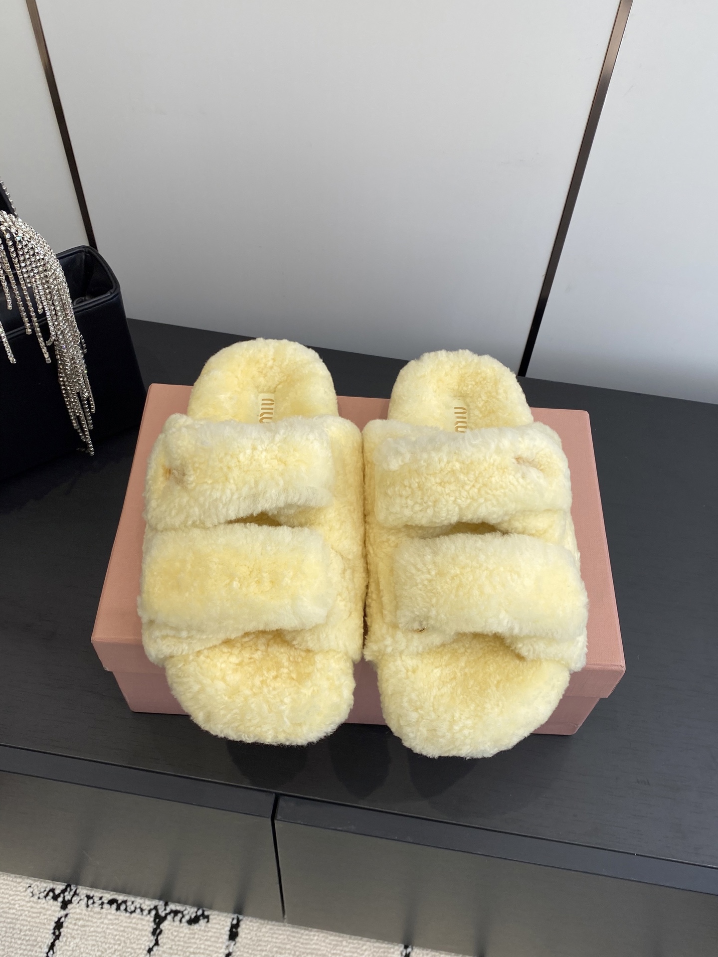 NO:467400,Miu Miu Miu 25ss autumn and winter new product Lazy wool strokes Simple design Create a Buddhist sweet casual style Full of aura and casual matching Long skirt Short skirt Fabric imported lamb wool original mold open sole Size 35-40 (40 customized), fur shoes and slippers, miumiu, slippers, skirts19860909Miu Miu 缪缪 25ss秋冬走秀新品 懒人羊毛拖 简约设计 打造佛系甜美的休闲风 上脚气场十足随意搭配 长裙 短裙 面料进口羊羔毛 原版开模大底 码数35-40（40定做）,毛毛鞋拖鞋,miumiu,slippers,skirts,Women's Shoes