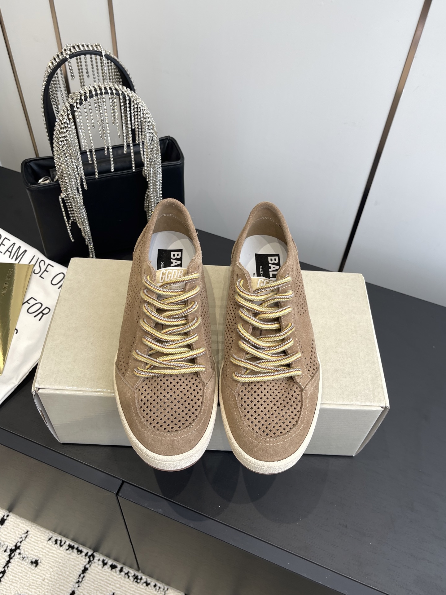 NO:475488,Top version Men's 10 GGDB couple's True Star New Series Retro Aging Heightening Stars Moral Training Shoes Casual Sports Shoes Small Dirty Shoes Original Purchase and Development Make Goods GGDB is more popular than white shoes, breaking the traditional aesthetics, small Dirty Shoes have been a demonstration of celebrity private servers. It's just that versatile!  No need to worry about washing shoes anymore Fabric: Original customized custom water-dyed cowhide inner lid: Imported breathable towel velvet sole: Original open mold non-slip rubber sole, thick sole 2.5CM, size 35-45 (for women 40, customized for men 45), casual shoes/sports shoes, sneakers, cowhide19860909顶级版本 男10 GGDB 情侣款True Star 全新系列 复古 做旧 增高星星 德训鞋 休闲 运动鞋 小脏鞋 原版购入开发 做货 GGDB火红程度比小白鞋还要早,打破传统审美,小脏鞋做到了明星私服上脚示范 就是这么百搭 ！再也不用担心洗鞋的问题啦 面料 : 原版定制定制水染牛皮 内里 : 进口透气毛巾绒里 鞋底 : 原版开模防滑橡胶大底 底厚 2.5CM 码数35-45（女40 男45订做）,休闲鞋/运动鞋,sneakers,cowhide,Women's Shoes